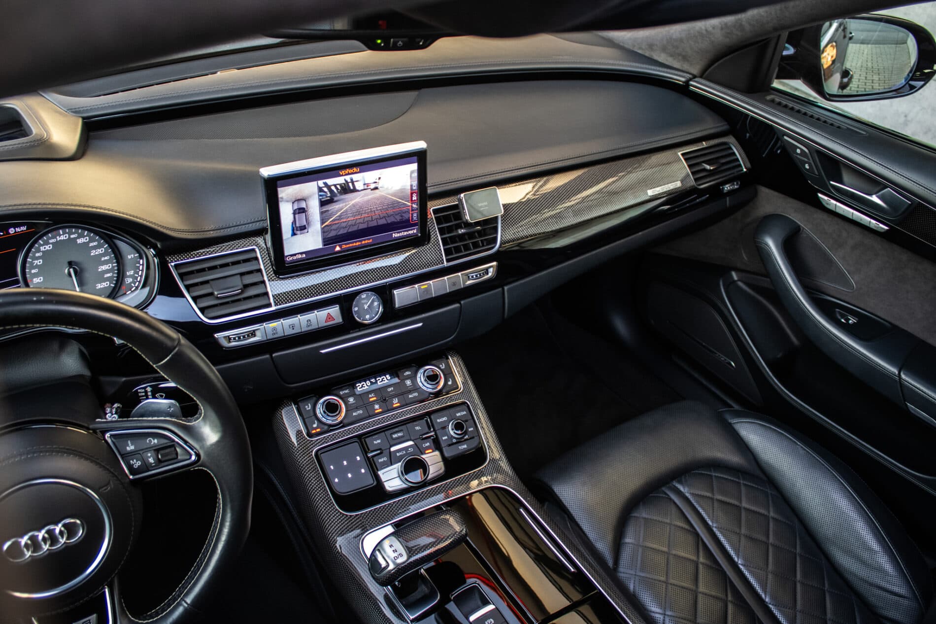 2017 AUDI S8, černá sedan, 183 235 km