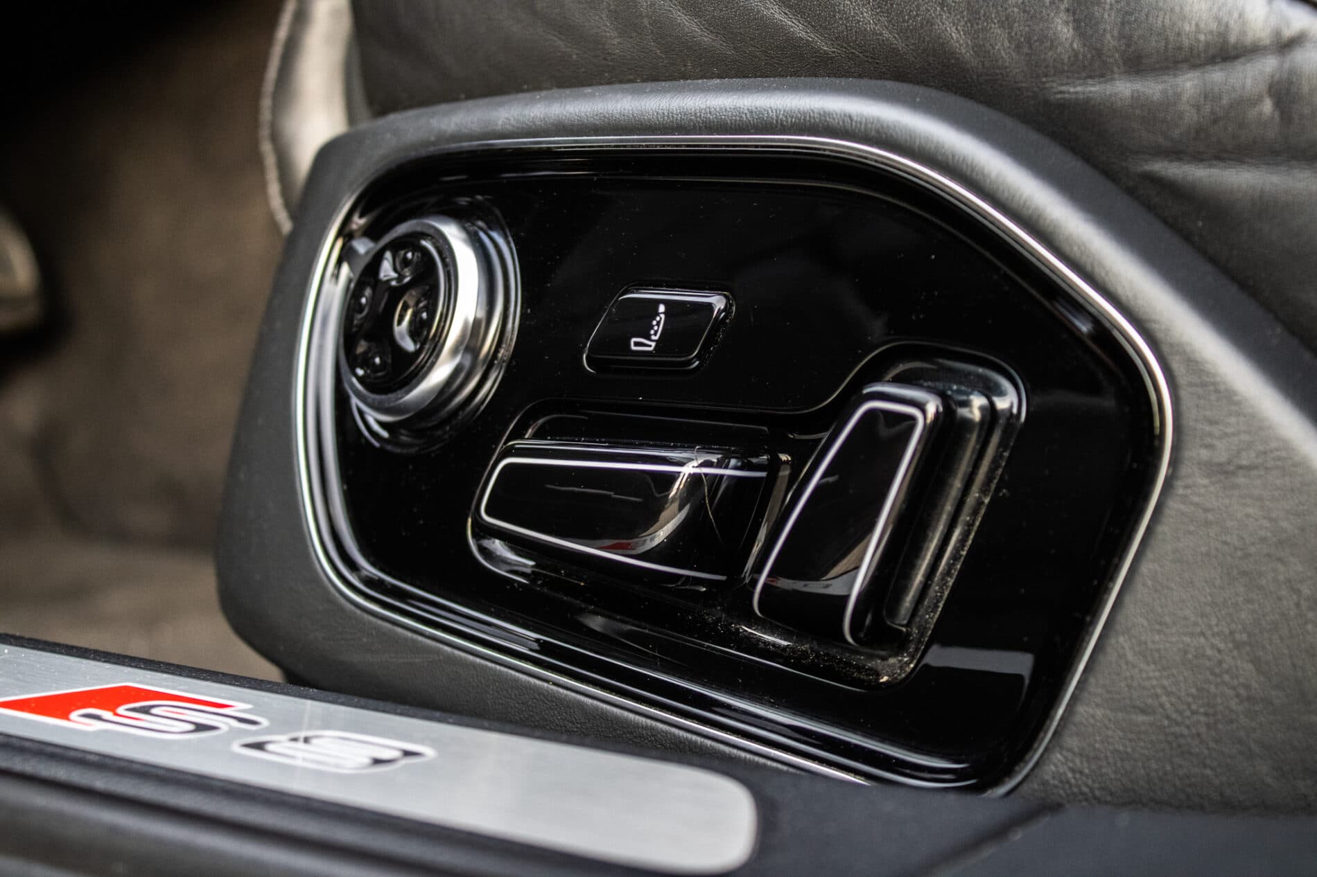 2017 AUDI S8, černá sedan, 183 235 km