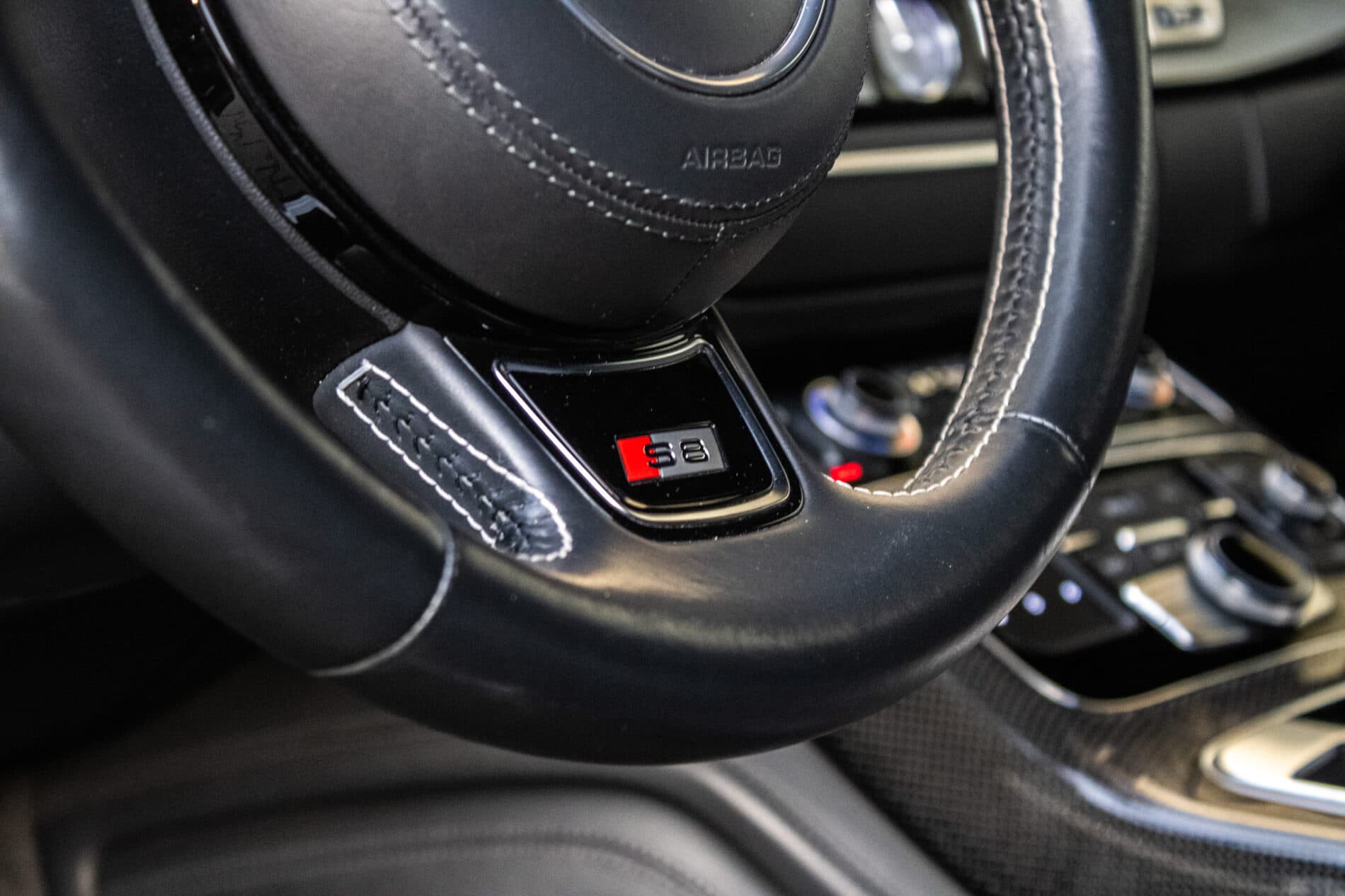 2017 AUDI S8, černá sedan, 183 235 km