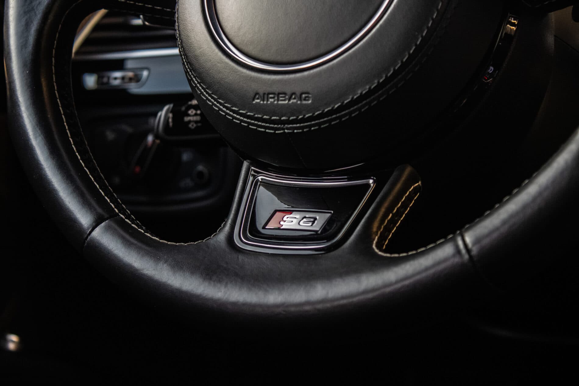 2017 AUDI S8, černá sedan, 183 235 km