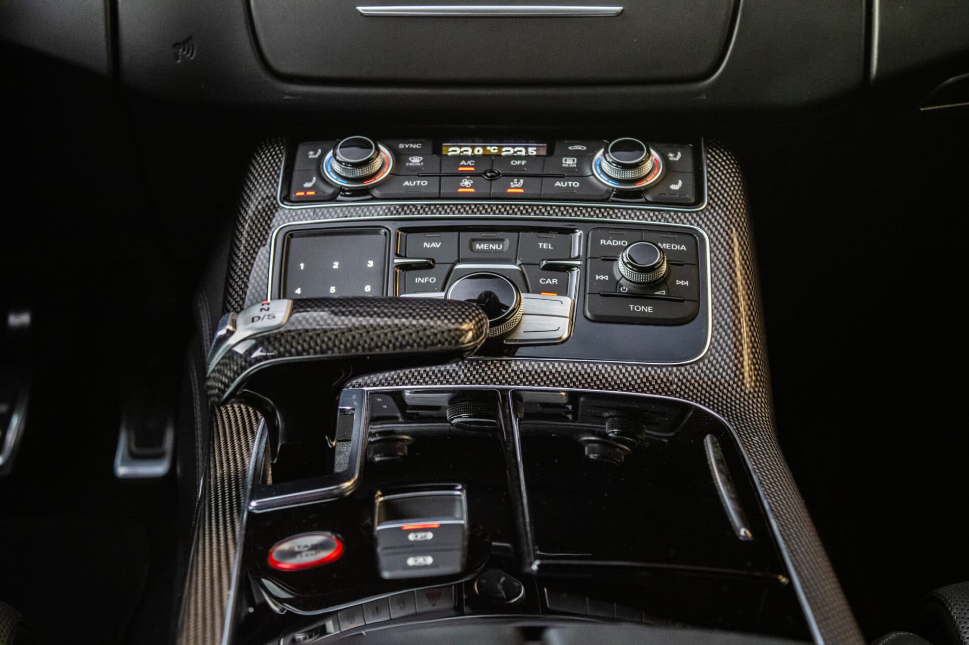 2017 AUDI S8, černá sedan, 183 235 km