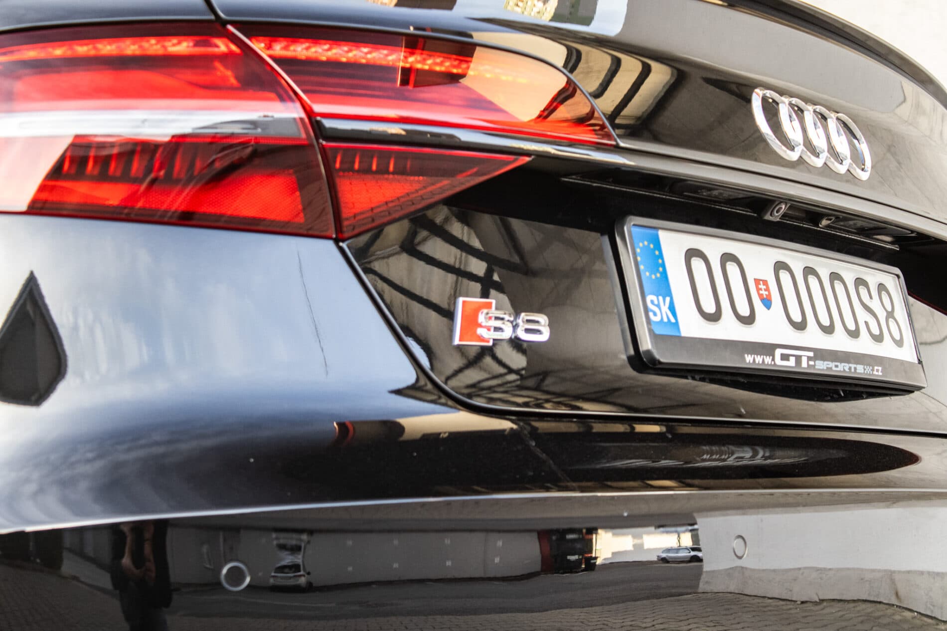 2017 AUDI S8, černá sedan, 183 235 km