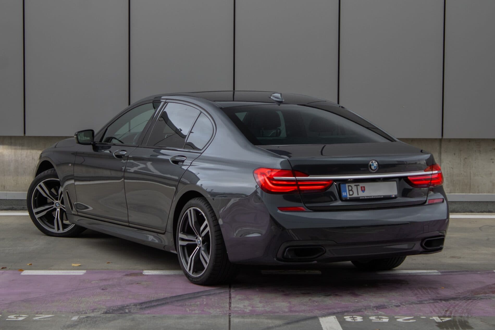 2017 BMW 740d, šedá sedan, 199 355 km