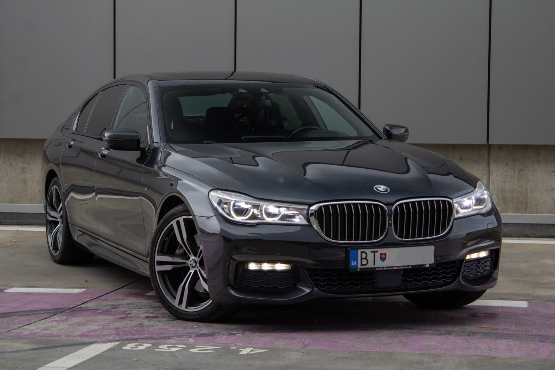 2017 BMW 740d, šedá sedan, 199 355 km