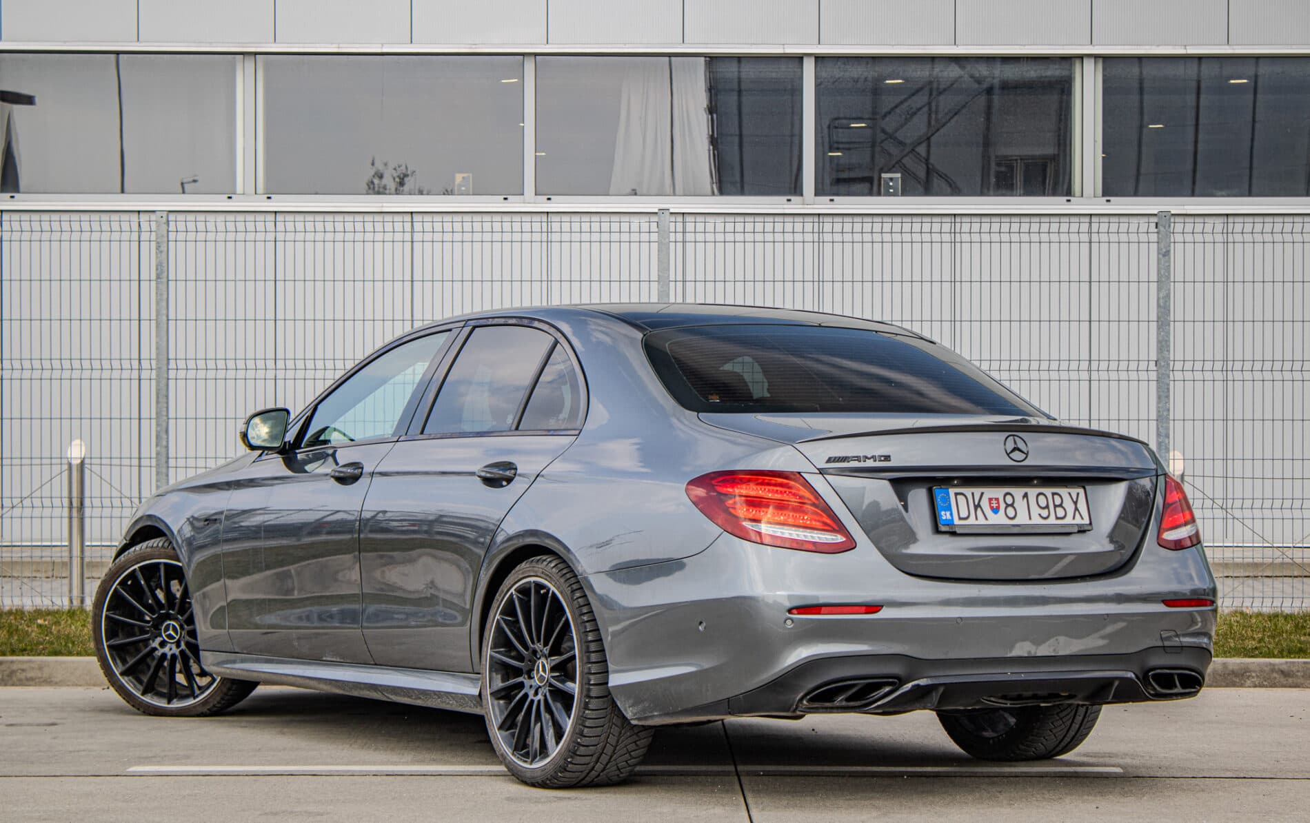 2017 Mercedes-Benz E 43 AMG, šedá sedan, 156 800 km