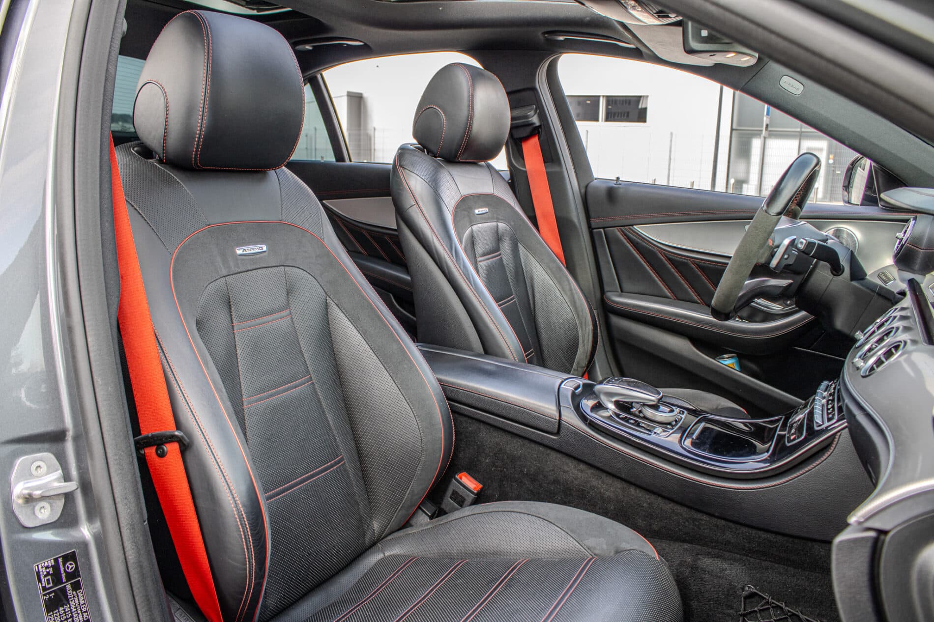 2017 Mercedes-Benz E 43 AMG, šedá sedan, 156 800 km