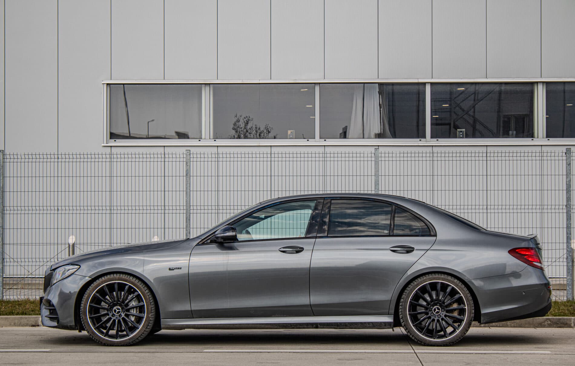 2017 Mercedes-Benz E 43 AMG, šedá sedan, 156 800 km