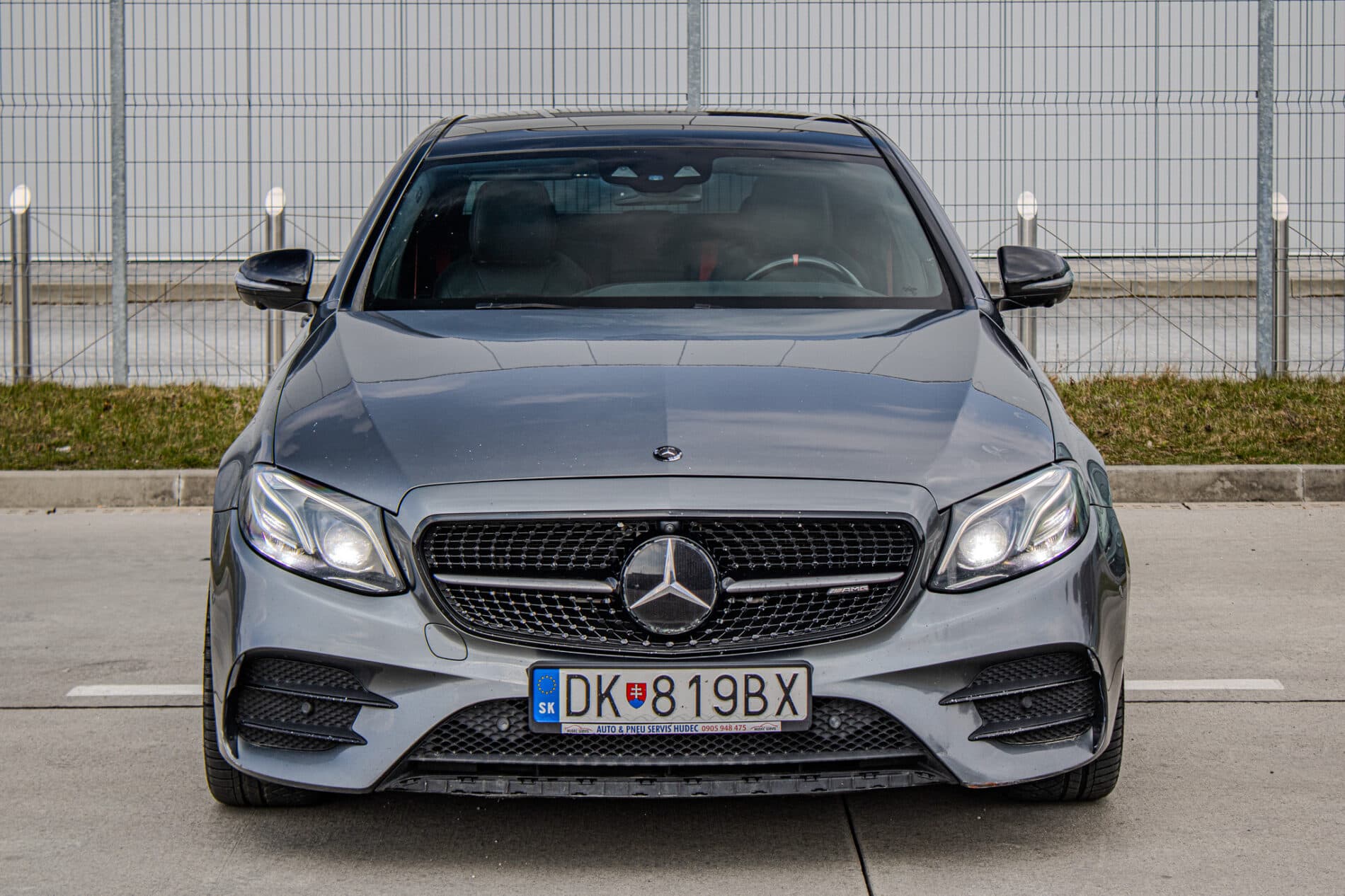 2017 Mercedes-Benz E 43 AMG, šedá sedan, 156 800 km