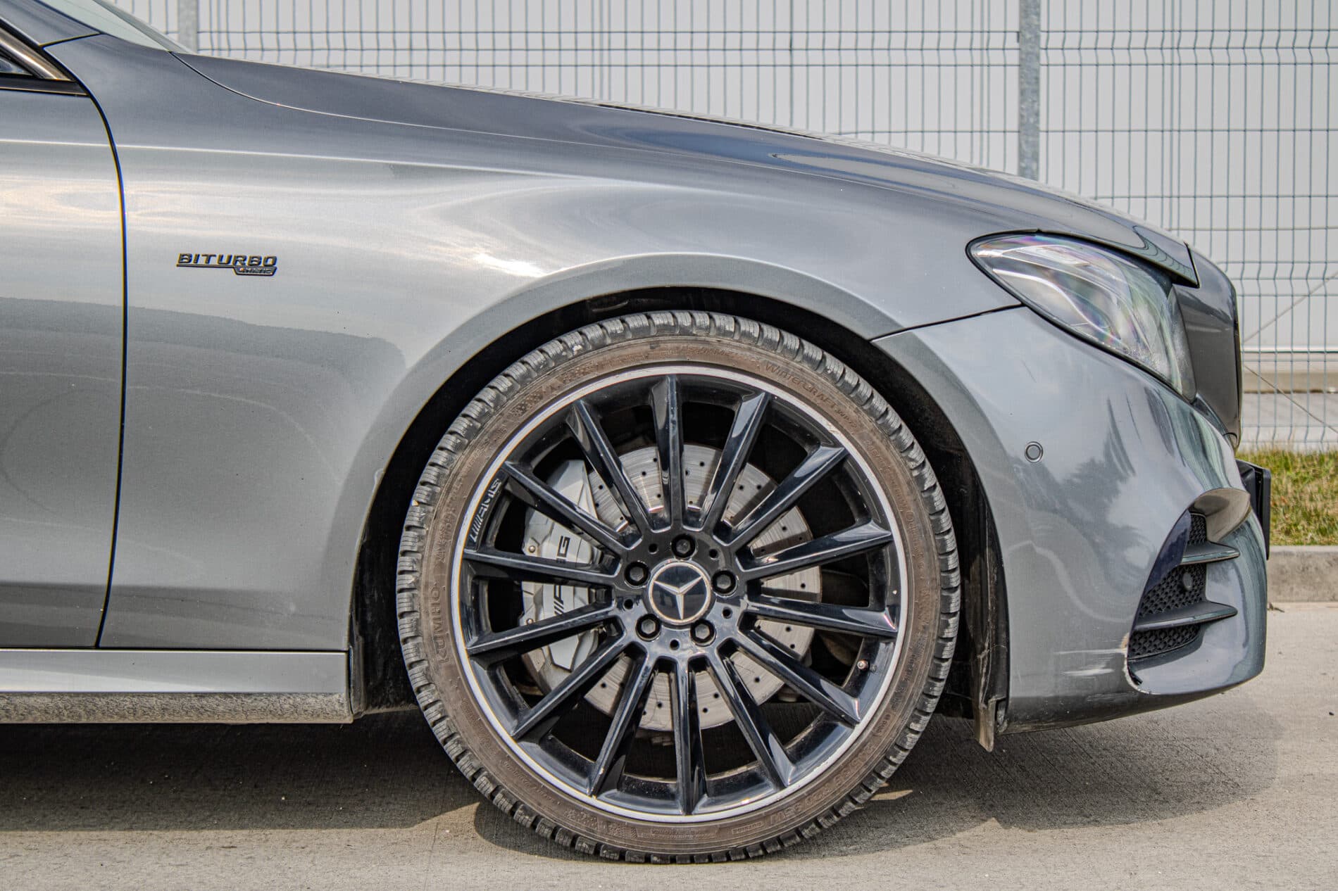 2017 Mercedes-Benz E 43 AMG, šedá sedan, 156 800 km