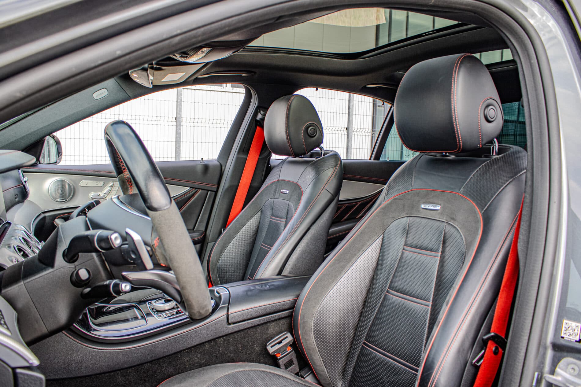 2017 Mercedes-Benz E 43 AMG, šedá sedan, 156 800 km