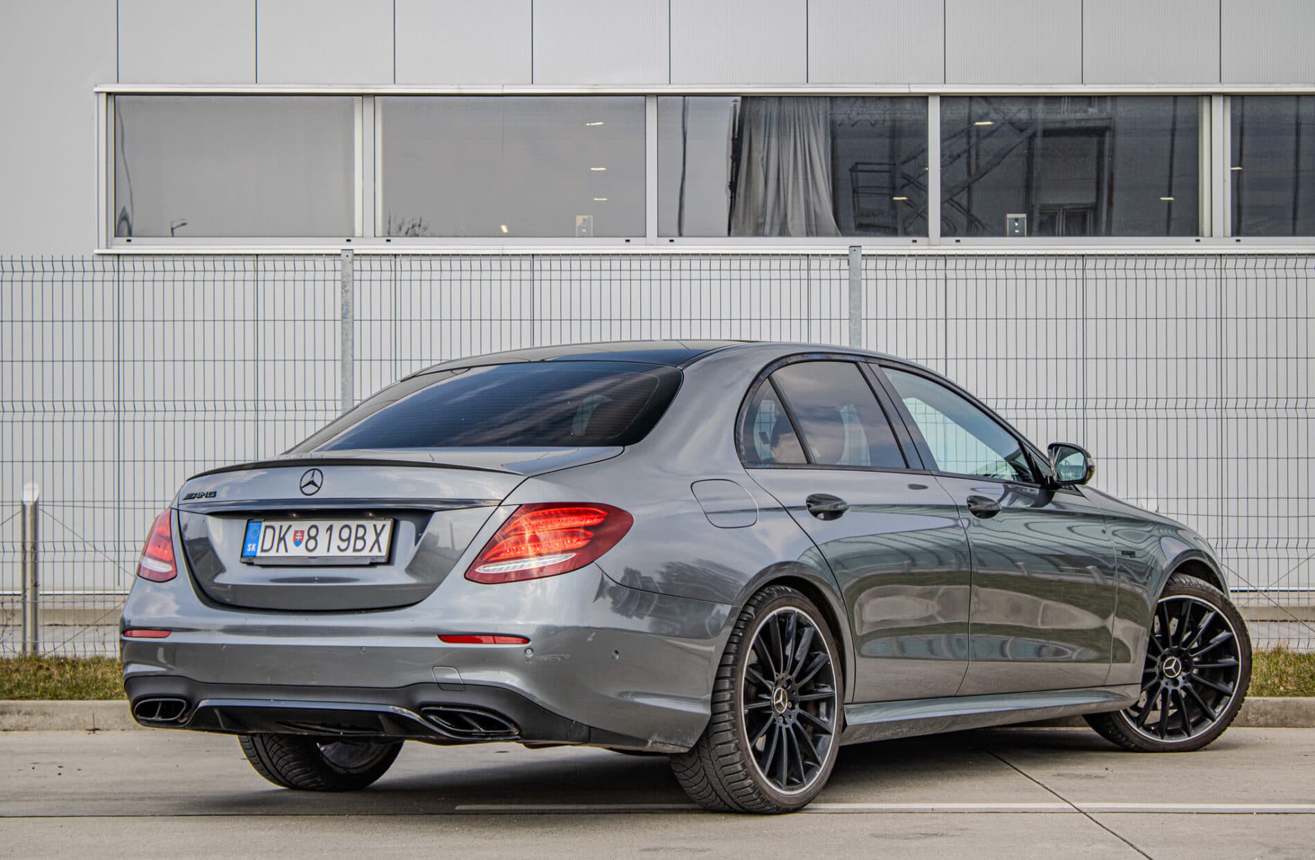 2017 Mercedes-Benz E 43 AMG, šedá sedan, 156 800 km