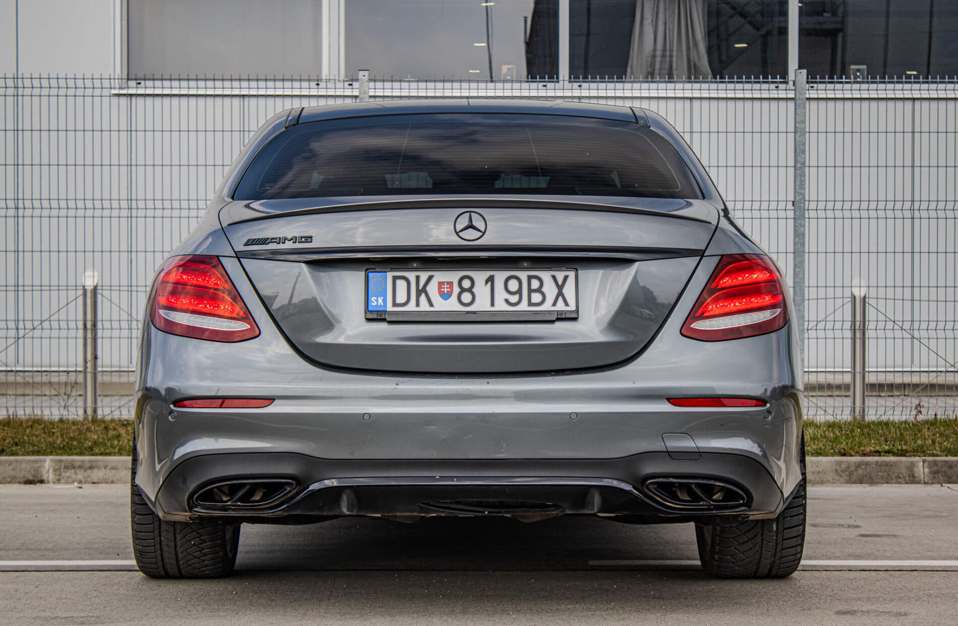 2017 Mercedes-Benz E 43 AMG, šedá sedan, 156 800 km