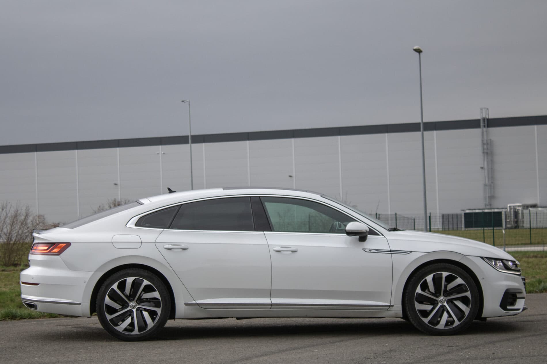 2018 Volkswagen Arteon, bílá sedan, 106 961 km