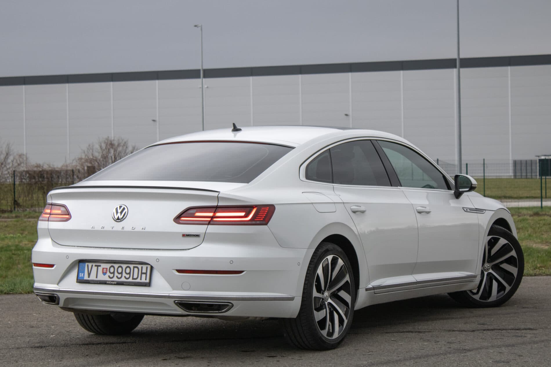 2018 Volkswagen Arteon, bílá sedan, 106 961 km