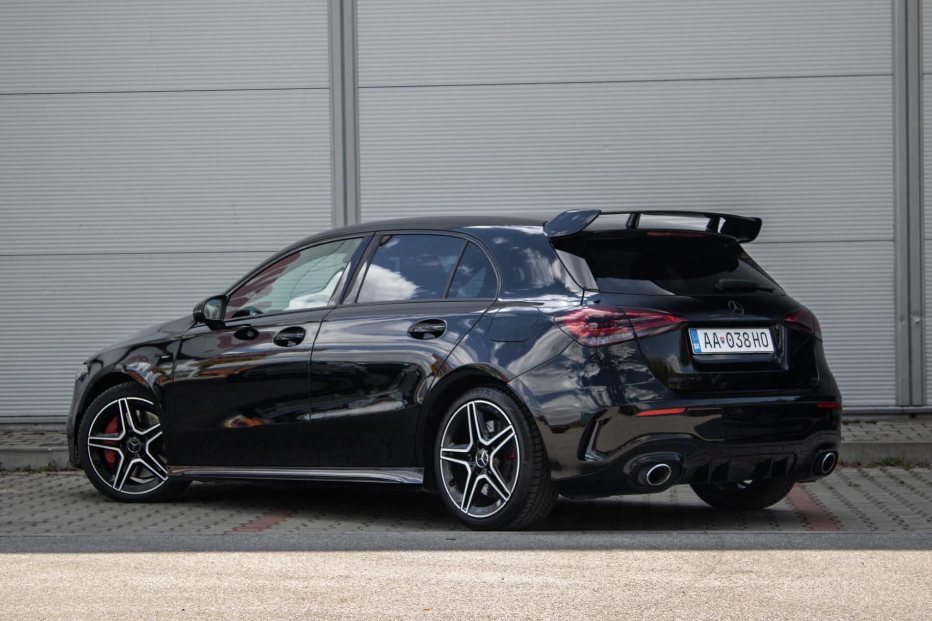 2019 Mercedes-Benz A 35 AMG, černá sedan, 60 541 km