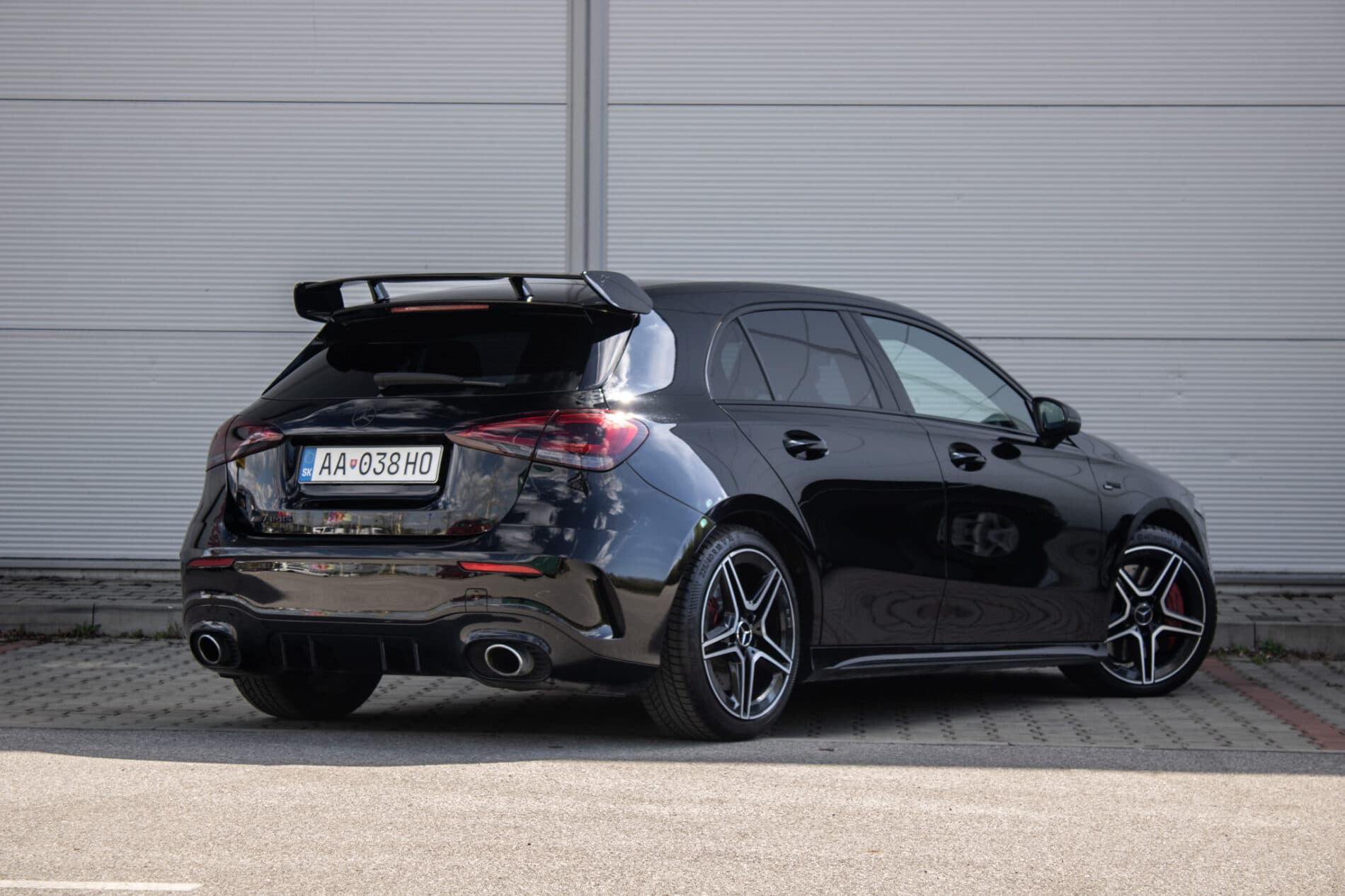2019 Mercedes-Benz A 35 AMG, černá sedan, 60 541 km
