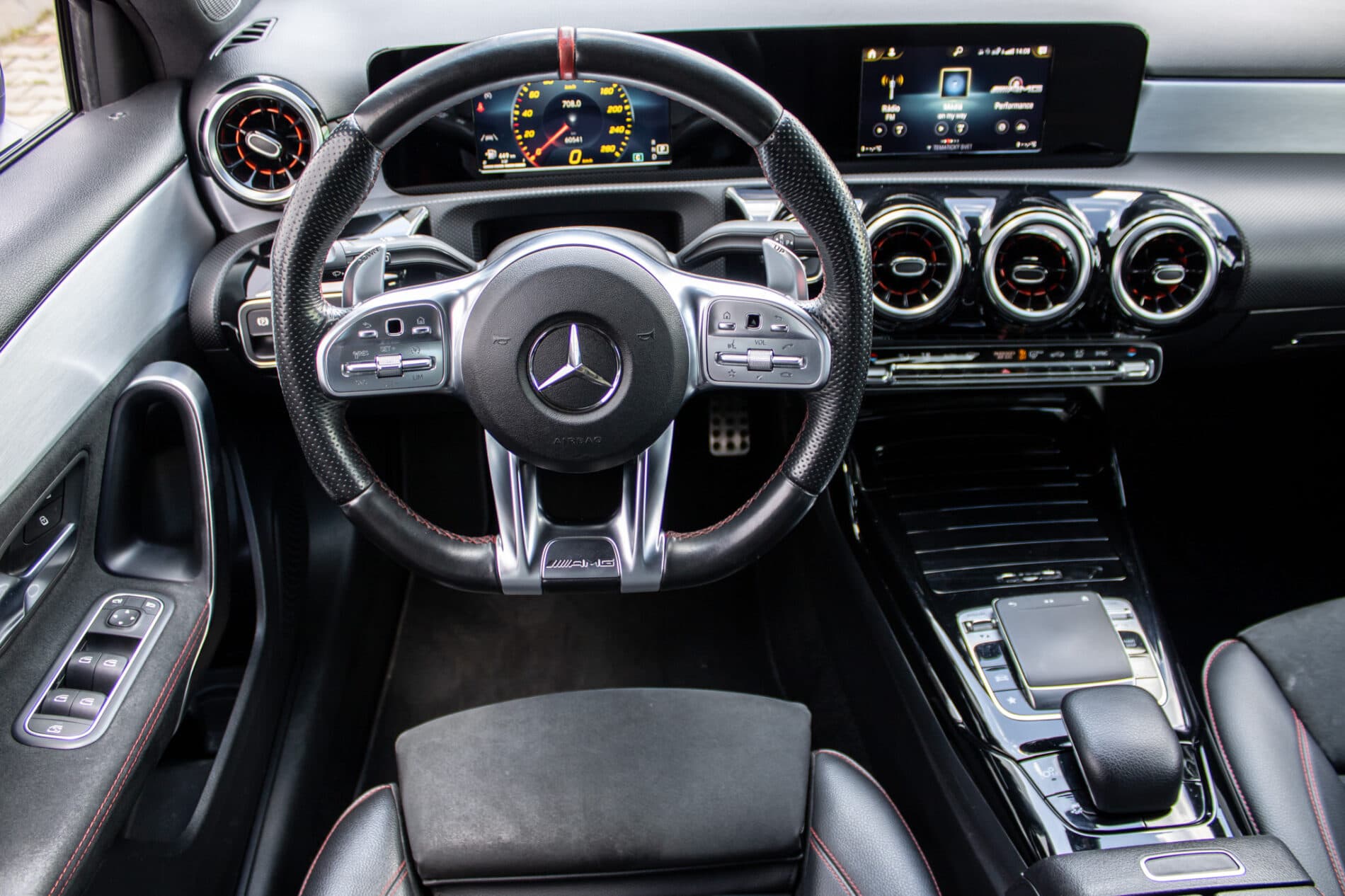 2019 Mercedes-Benz A 35 AMG, černá sedan, 60 541 km