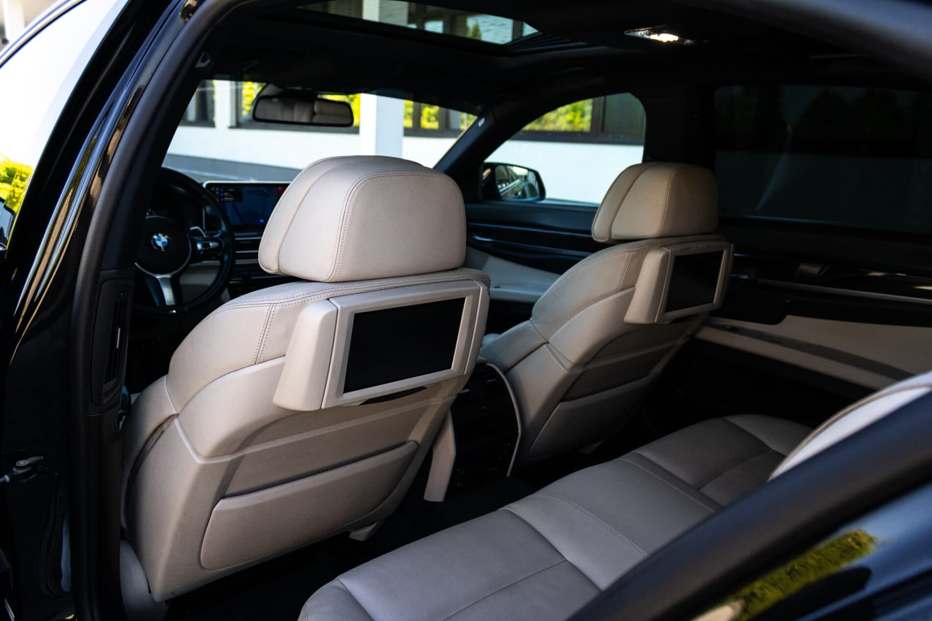 2009 BMW 740i, černá sedan, 350 675 km