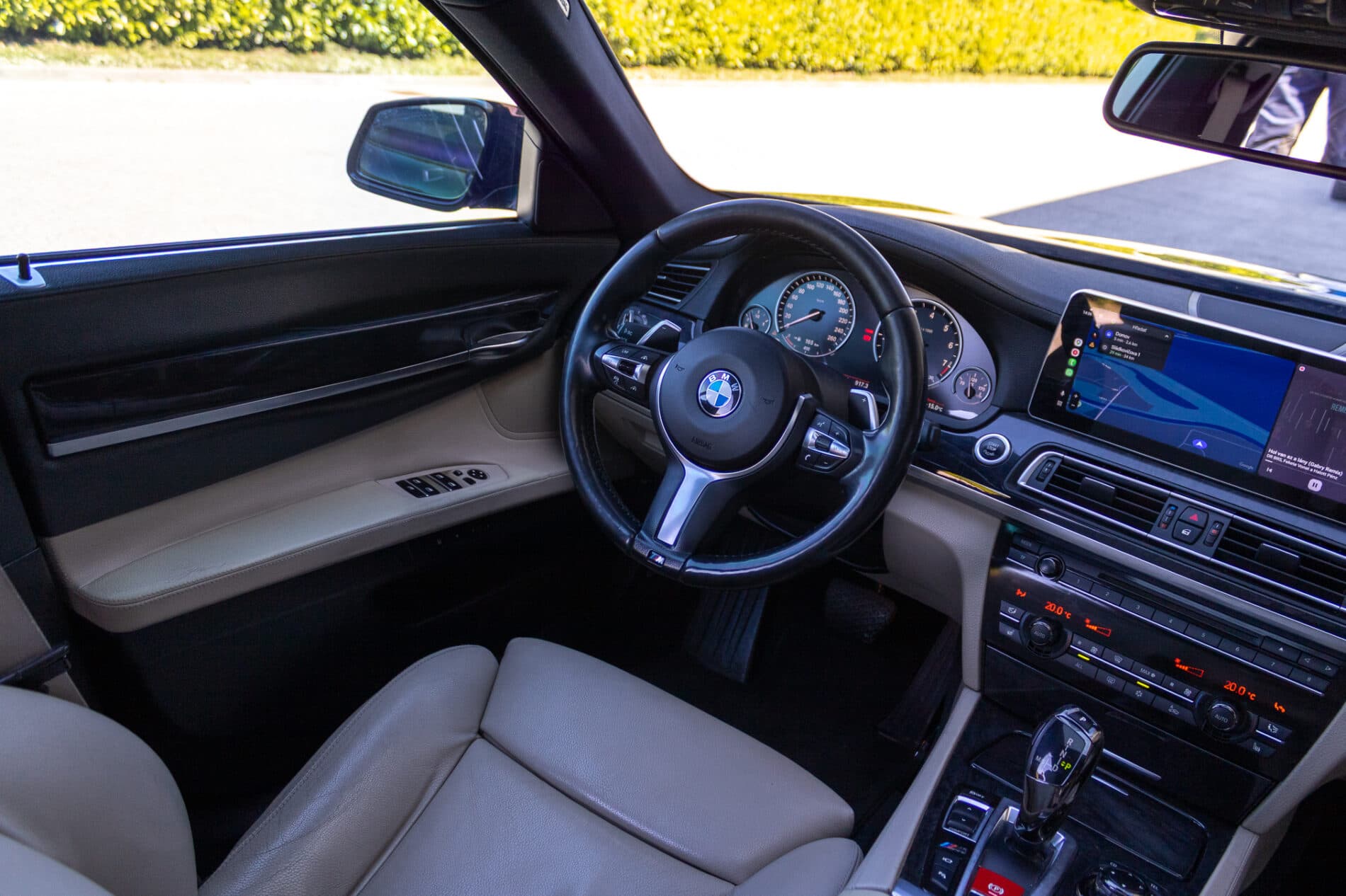 2009 BMW 740i, černá sedan, 350 675 km