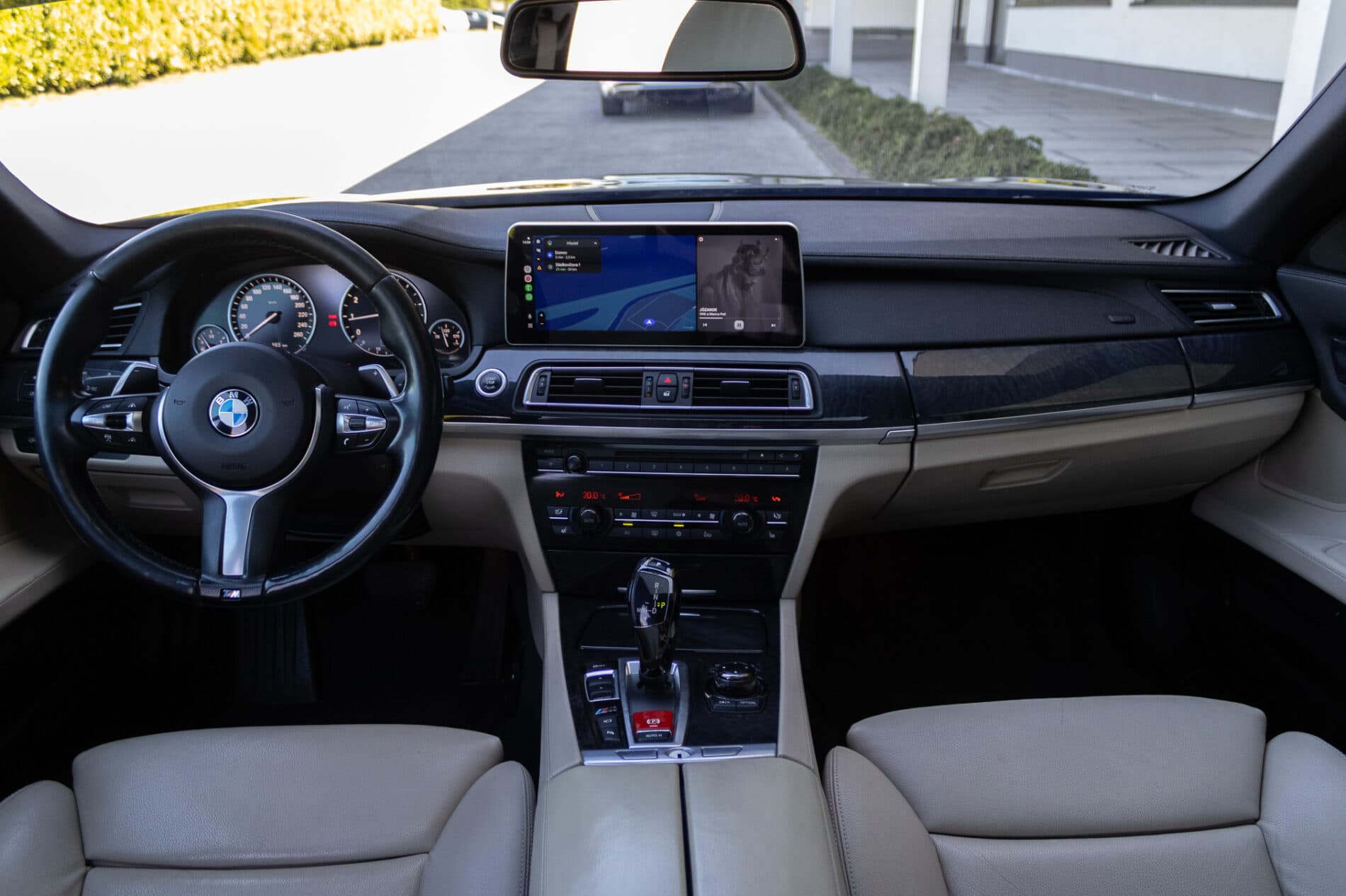 2009 BMW 740i, černá sedan, 350 675 km