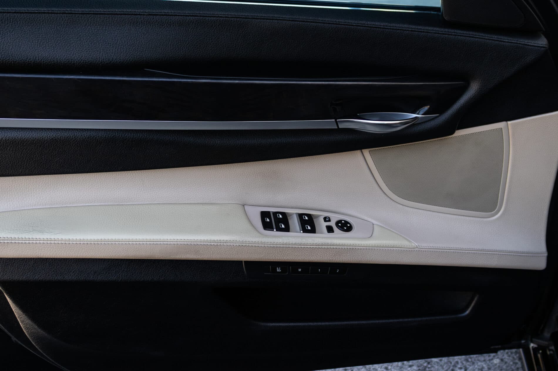 2009 BMW 740i, černá sedan, 350 675 km