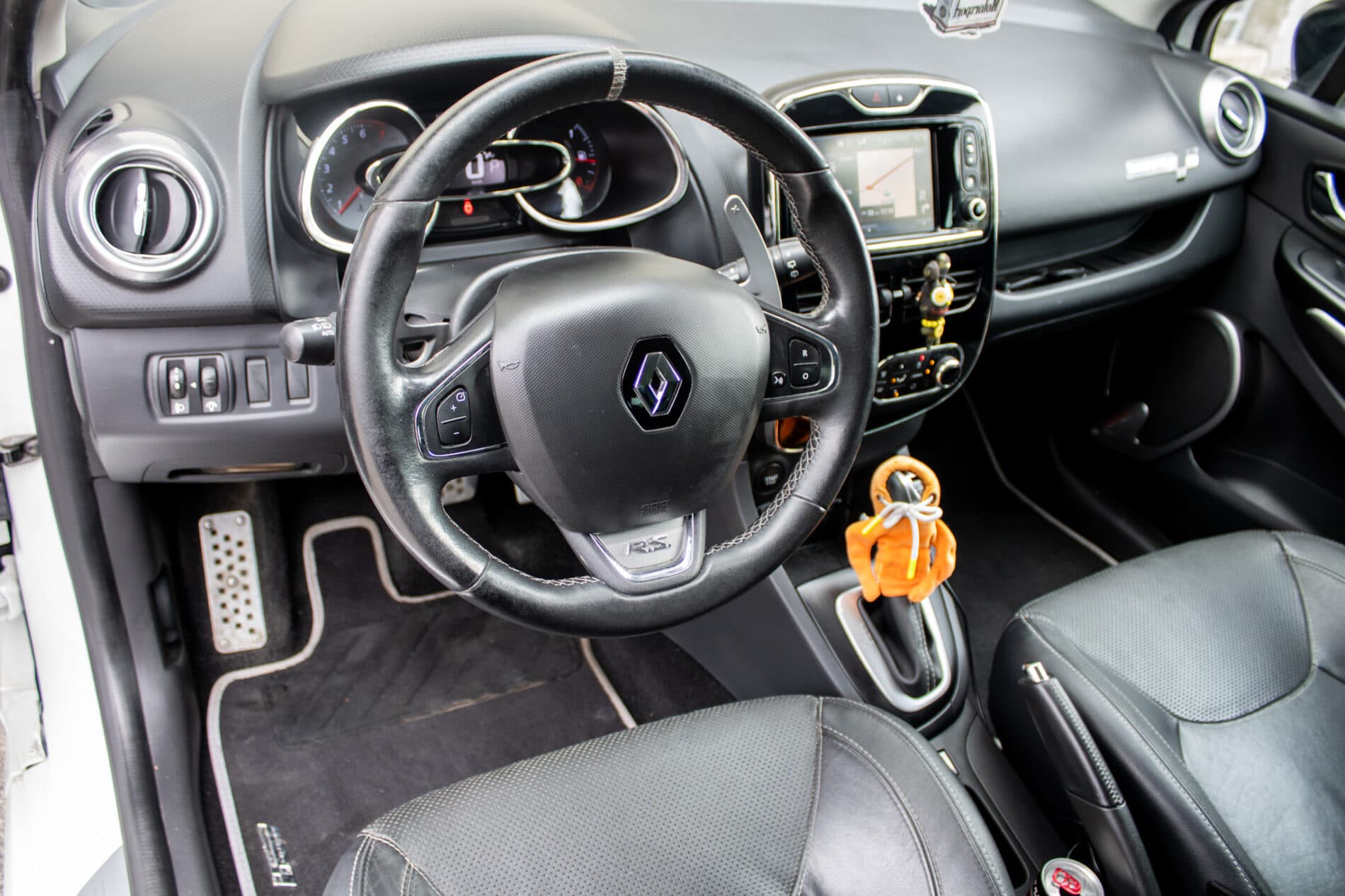 2015 Renault Clio RS, bílá hatchback, 152 444 km