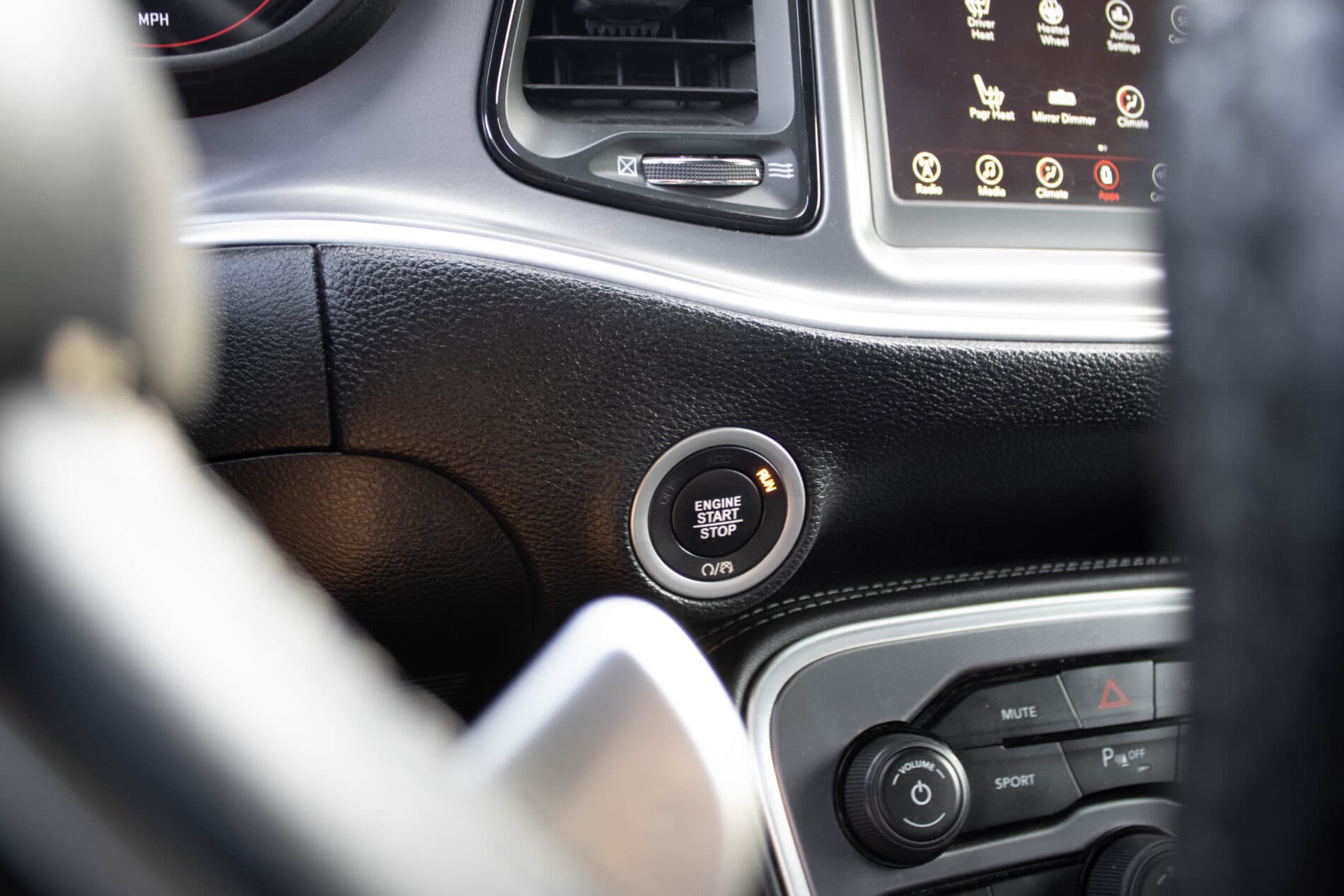 2019 Dodge Challenger, bílá kupé, 85 128 km
