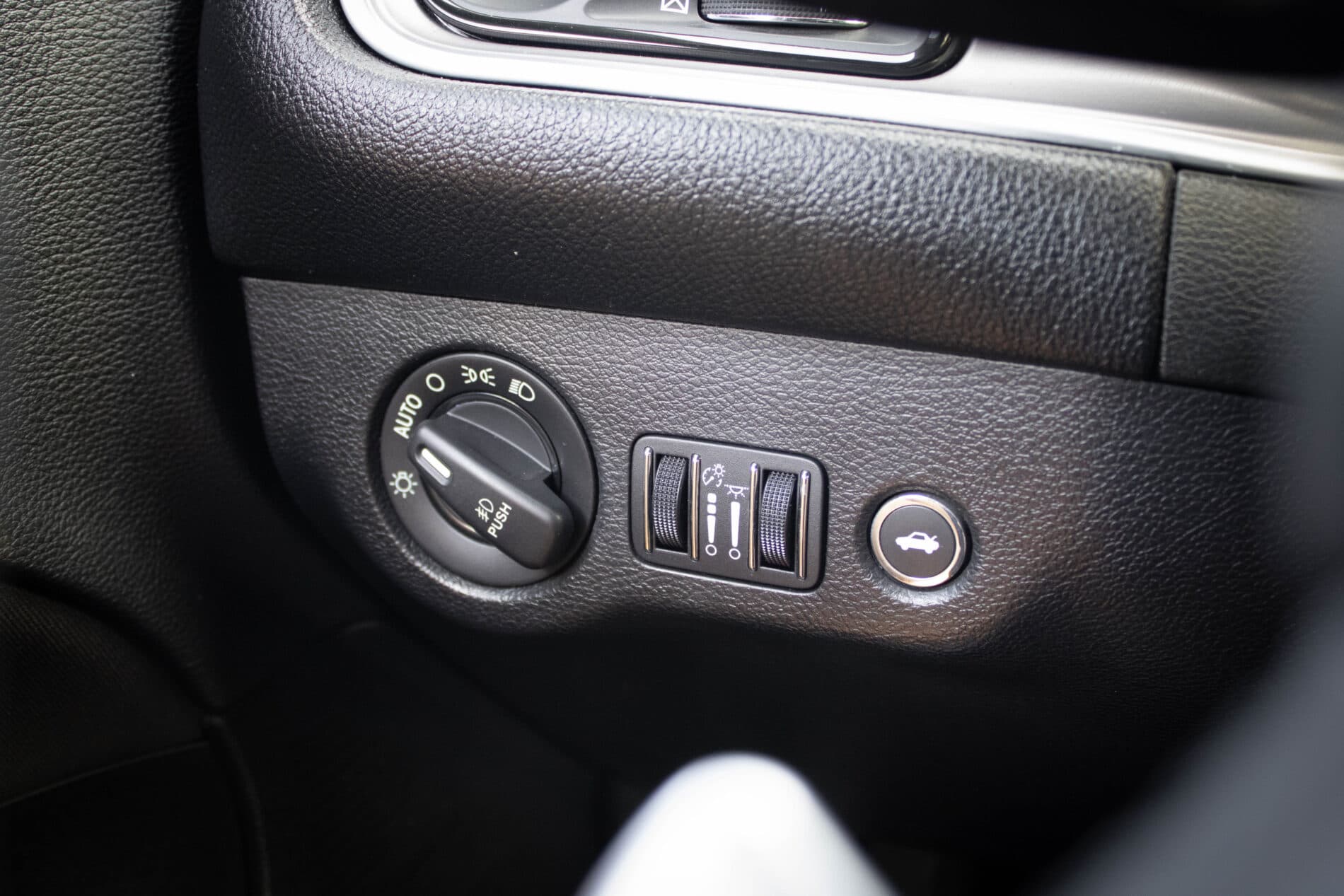 2019 Dodge Challenger, bílá kupé, 85 128 km