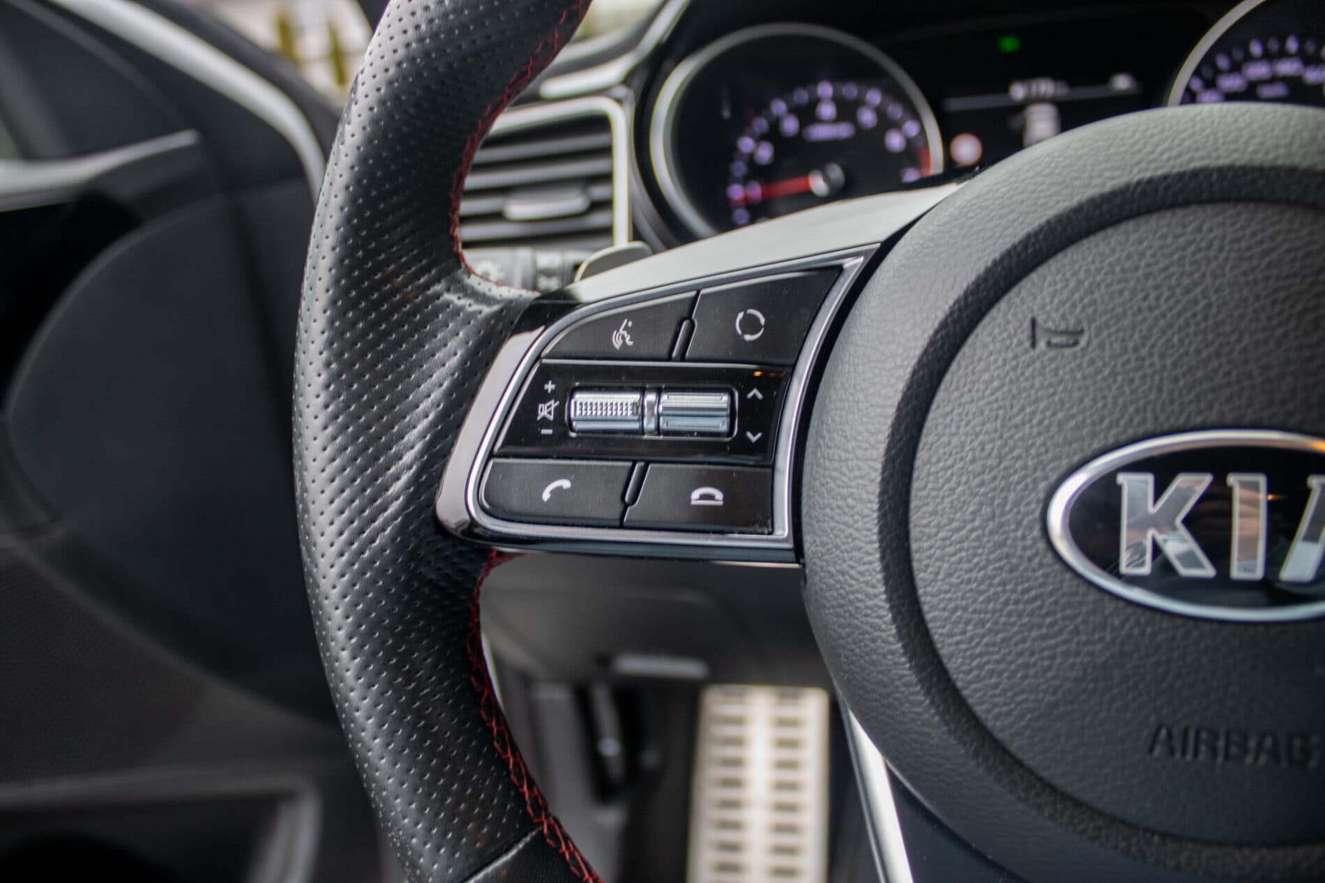 2019 Kia ProCeed GT, bílá kombi, 35 892 km