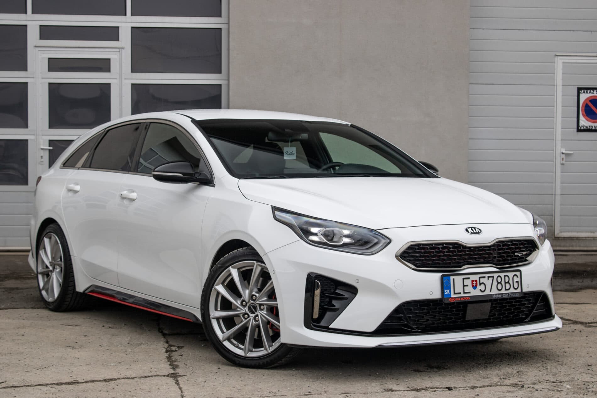 2019 Kia ProCeed GT, bílá kombi, 35 892 km