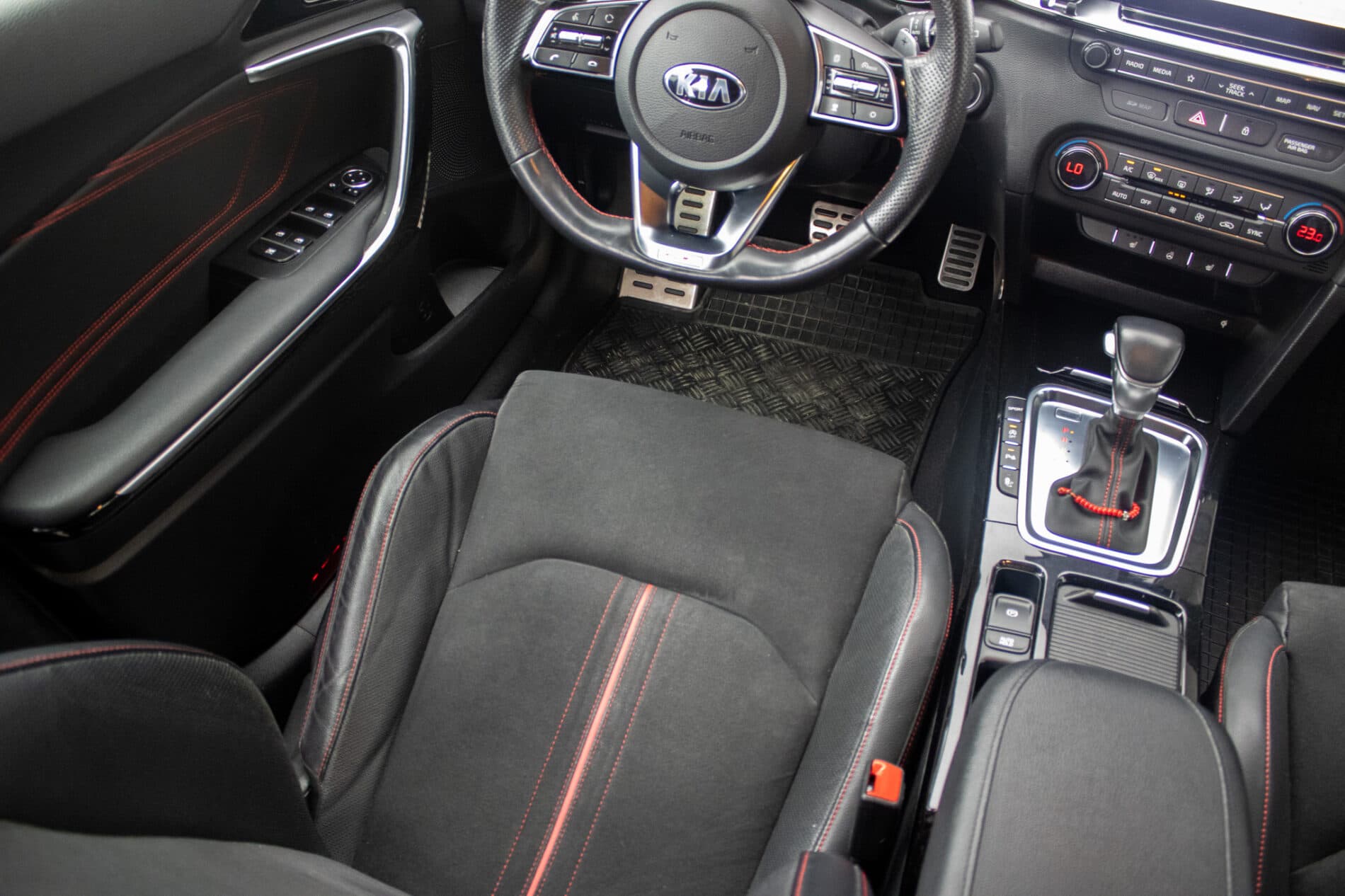 2019 Kia ProCeed GT, bílá kombi, 35 892 km