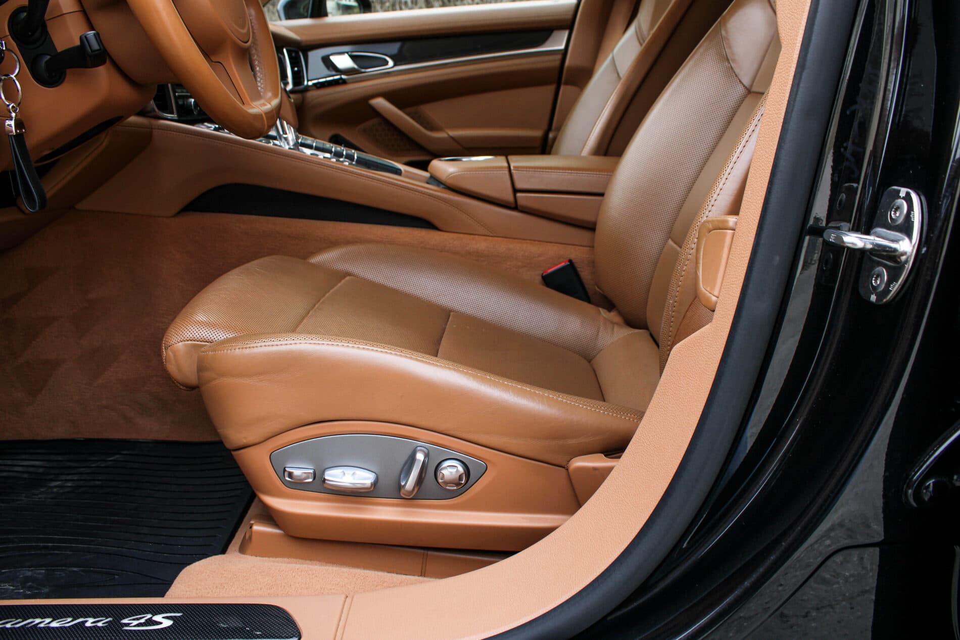 2010 Porsche Panamera S / 4S, černá sedan, 264 126 km