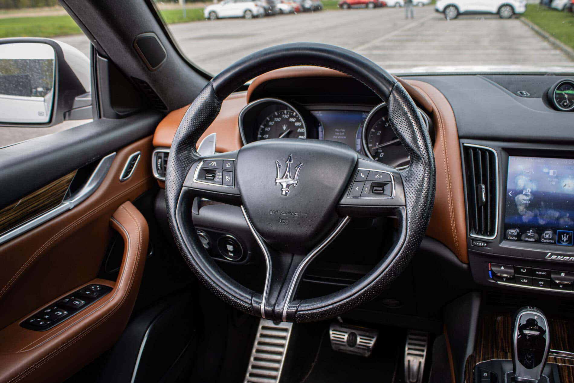 2016 Maserati Levante, bílá suv, 230 245 km