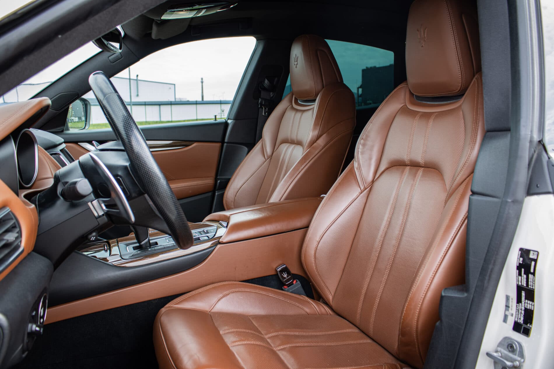 2016 Maserati Levante, bílá suv, 230 245 km