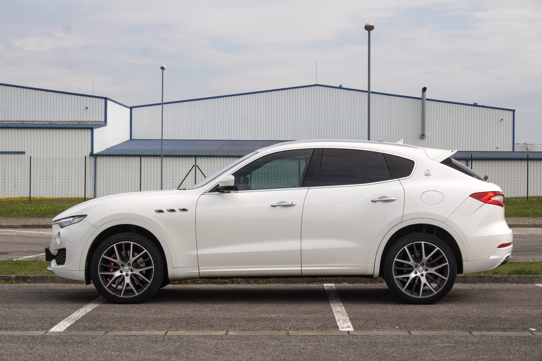 2016 Maserati Levante, bílá suv, 230 245 km