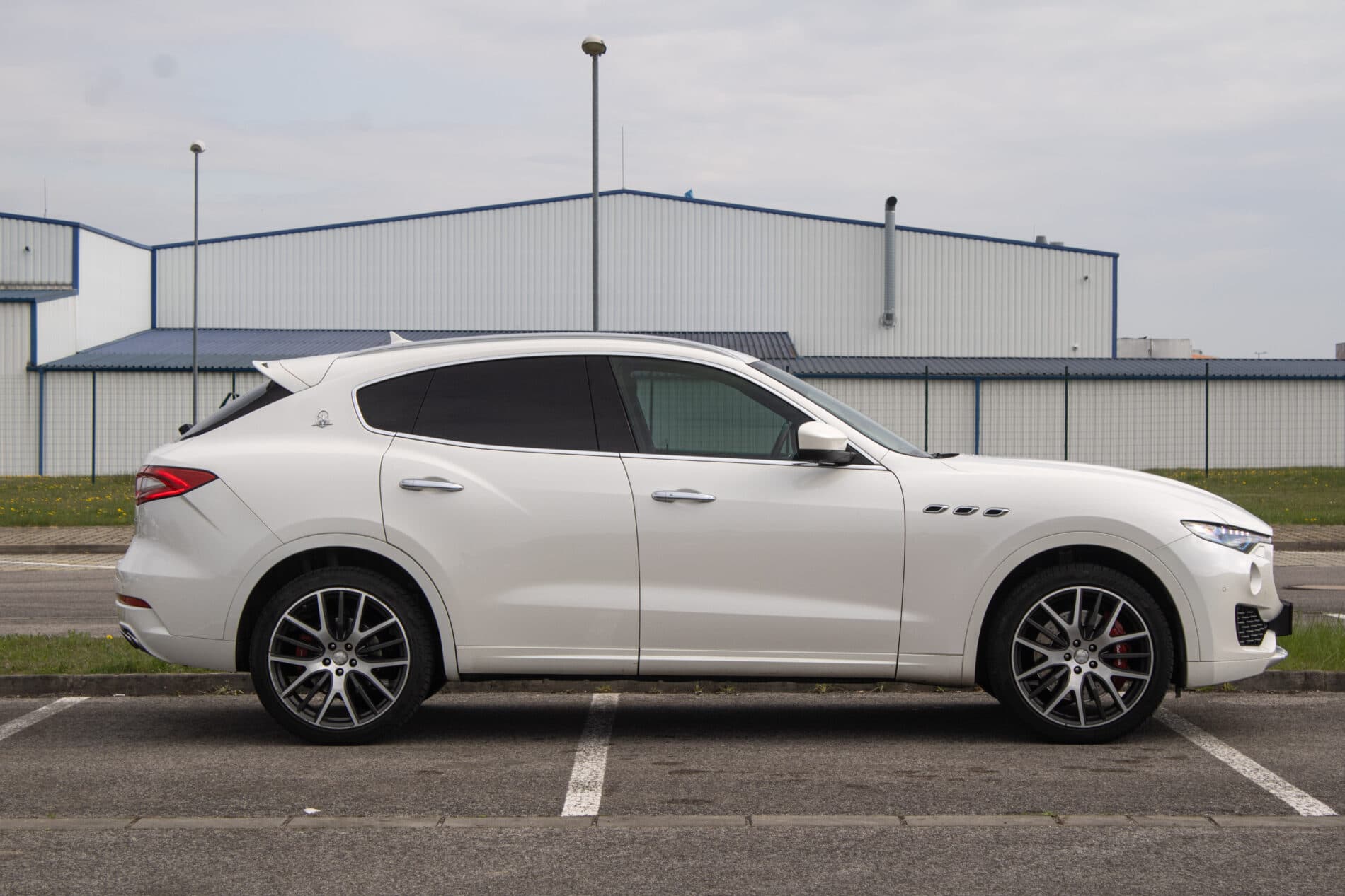 2016 Maserati Levante, bílá suv, 230 245 km