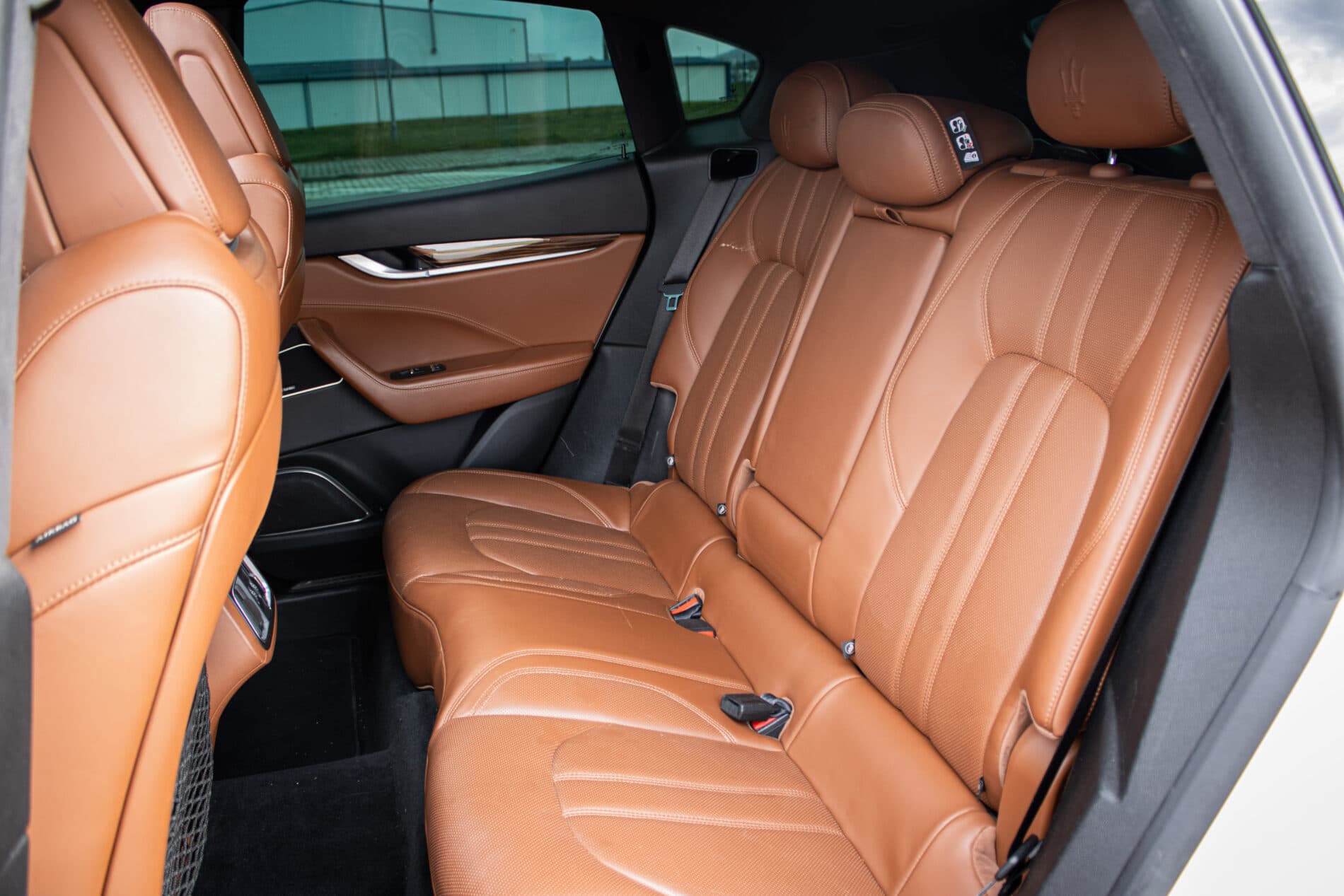 2016 Maserati Levante, bílá suv, 230 245 km