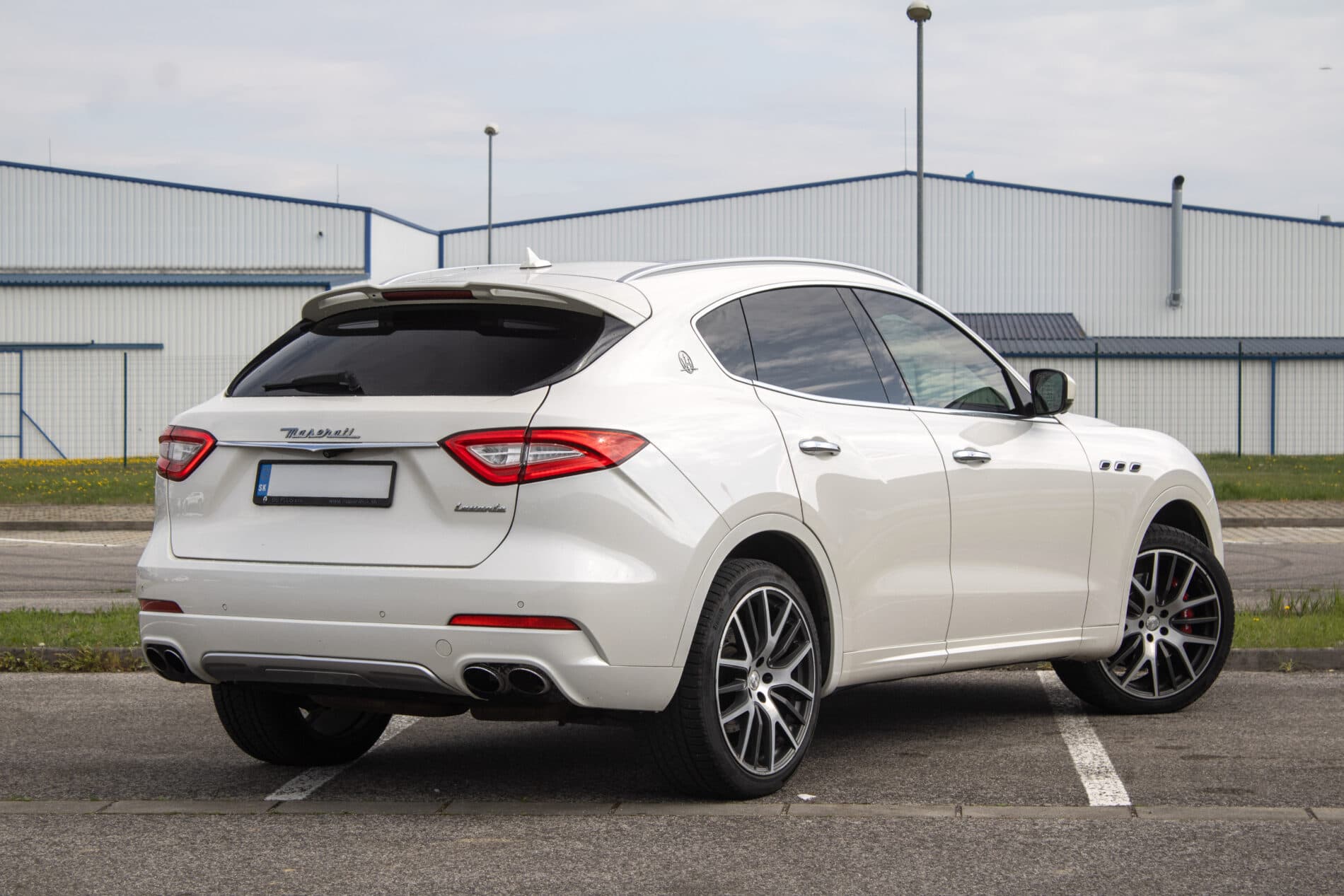 2016 Maserati Levante, bílá suv, 230 245 km