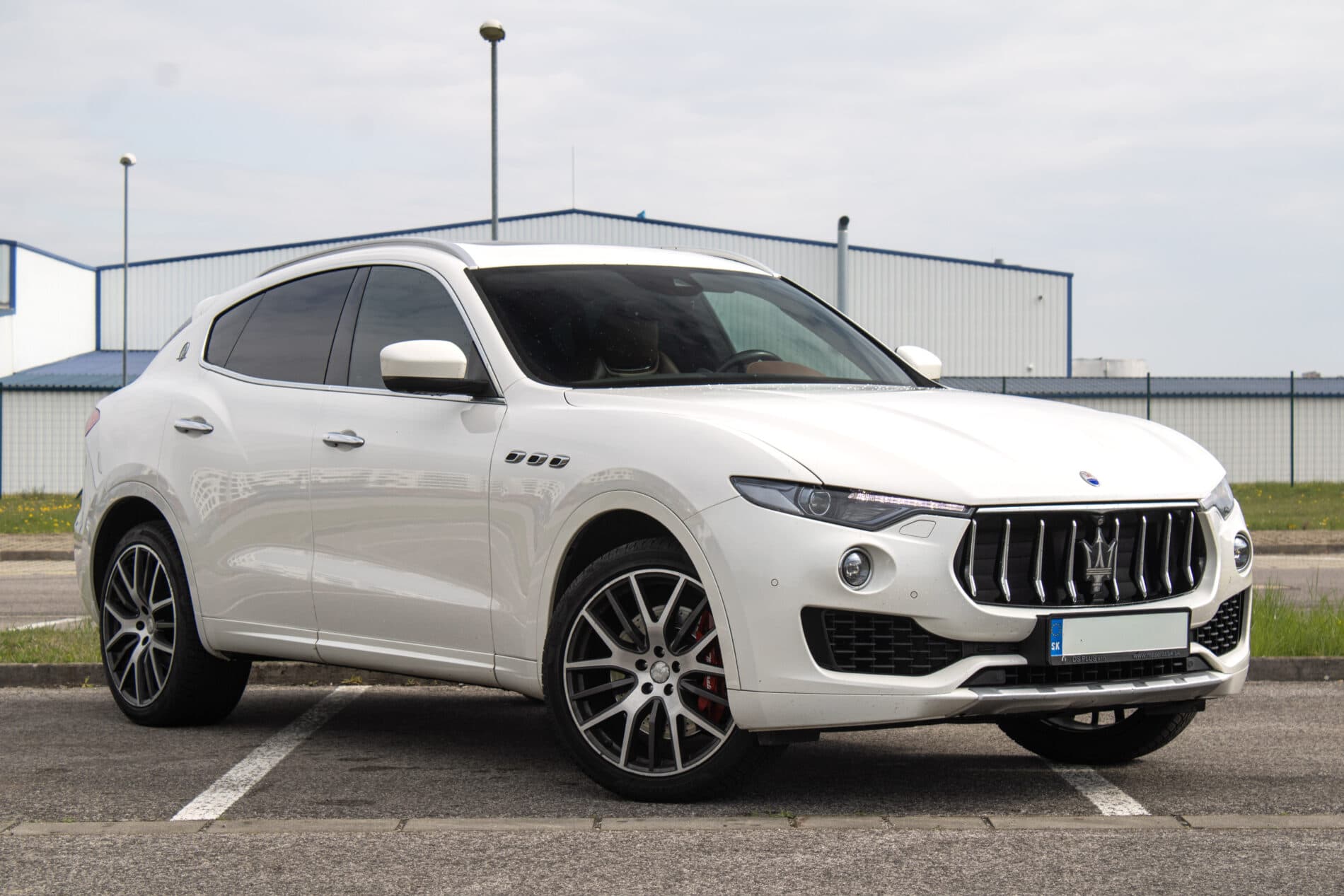 2016 Maserati Levante, bílá suv, 230 245 km