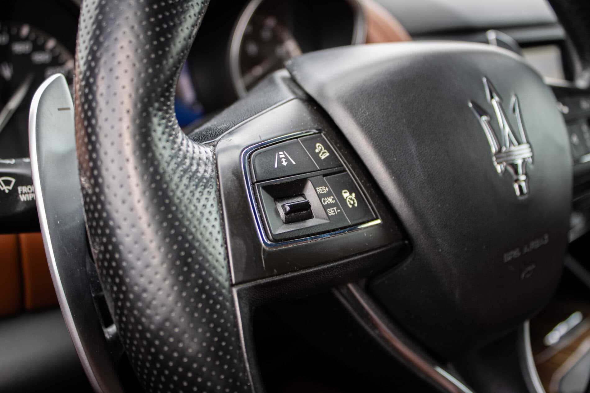 2016 Maserati Levante, bílá suv, 230 245 km