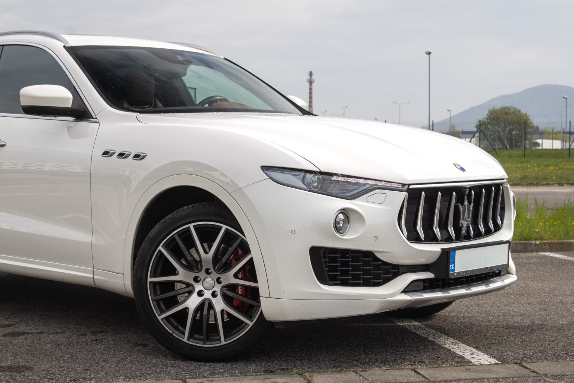 2016 Maserati Levante, bílá suv, 230 245 km