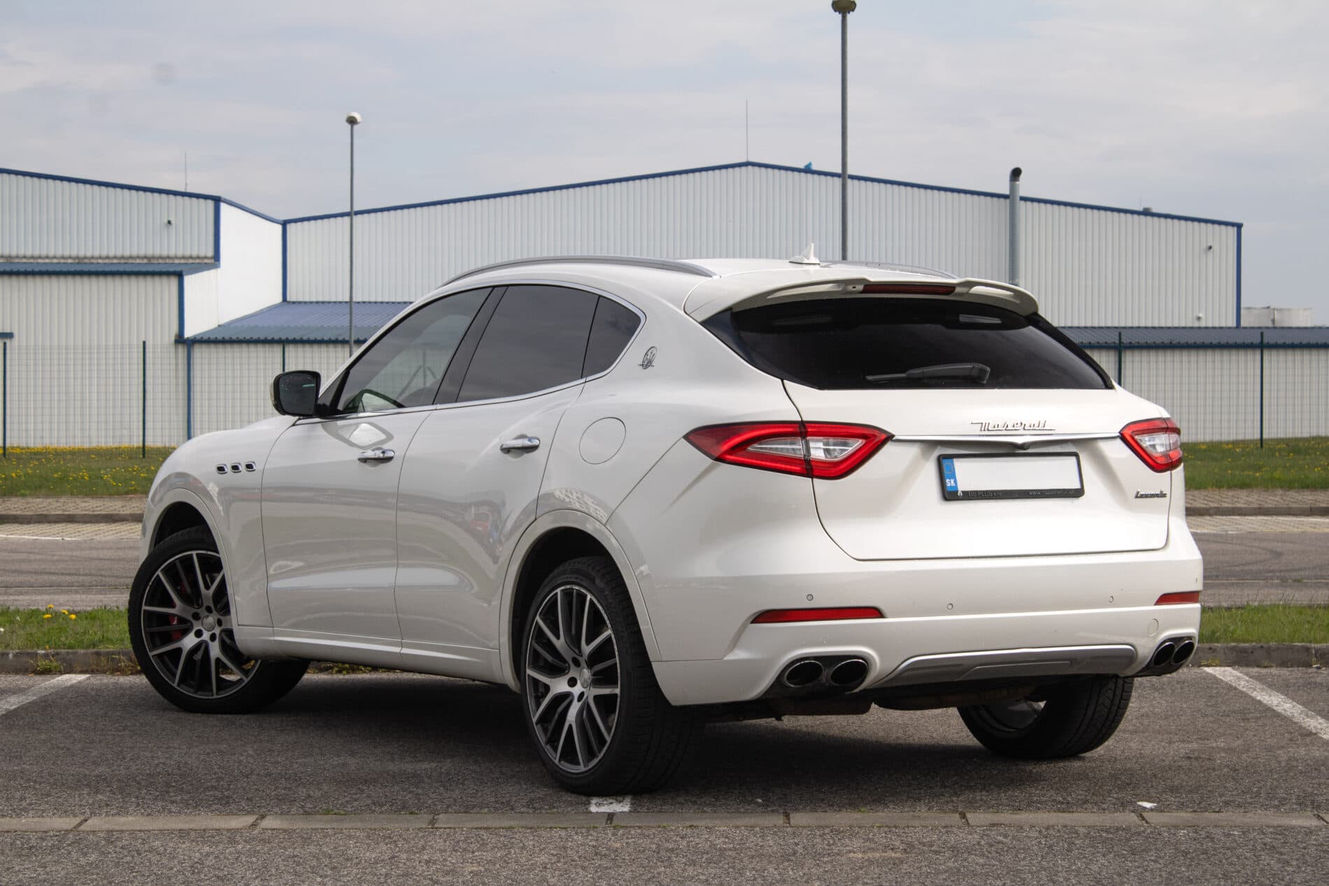 2016 Maserati Levante, bílá suv, 230 245 km