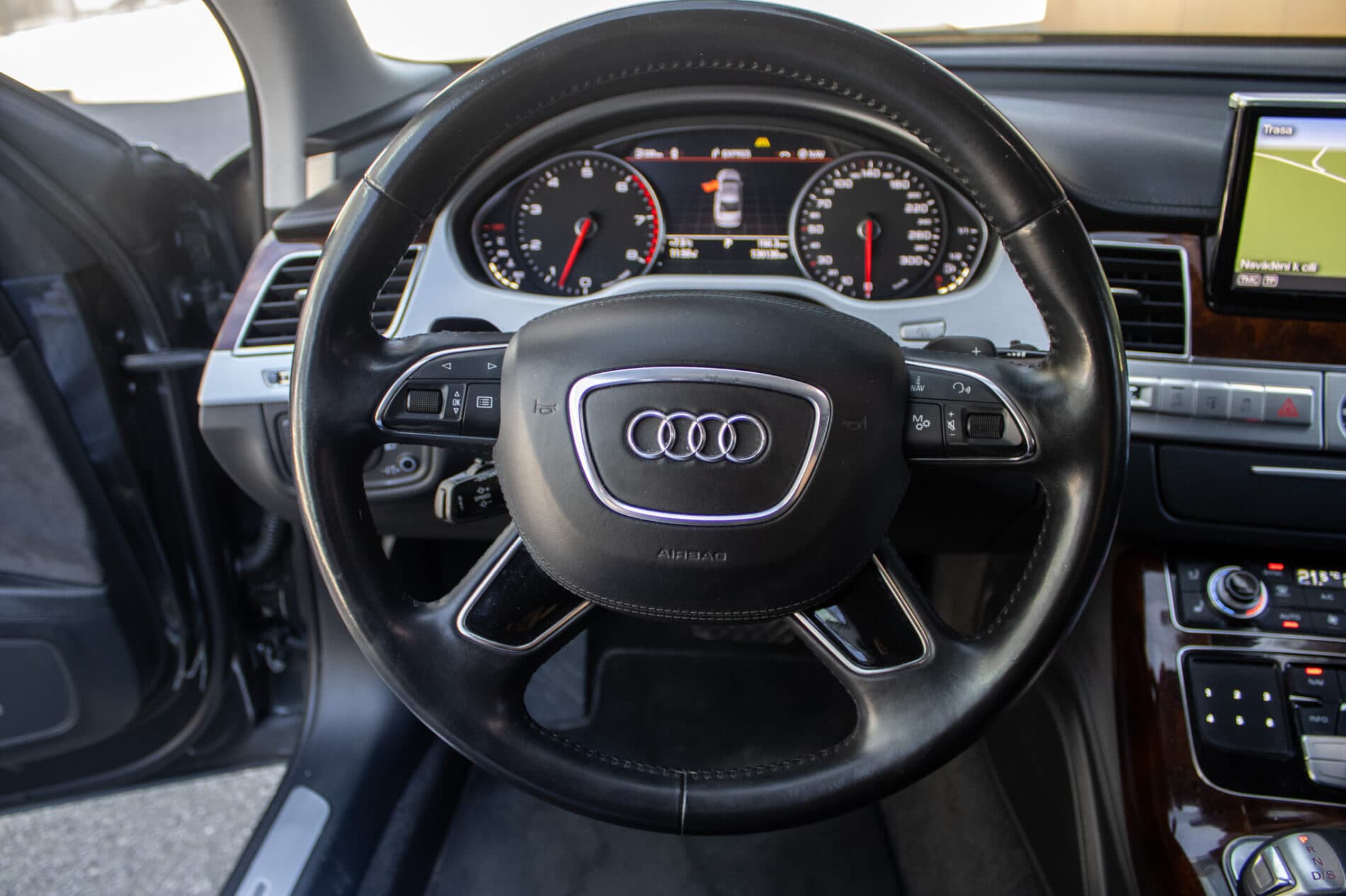 2013 AUDI A8, šedá sedan, 136 136 km