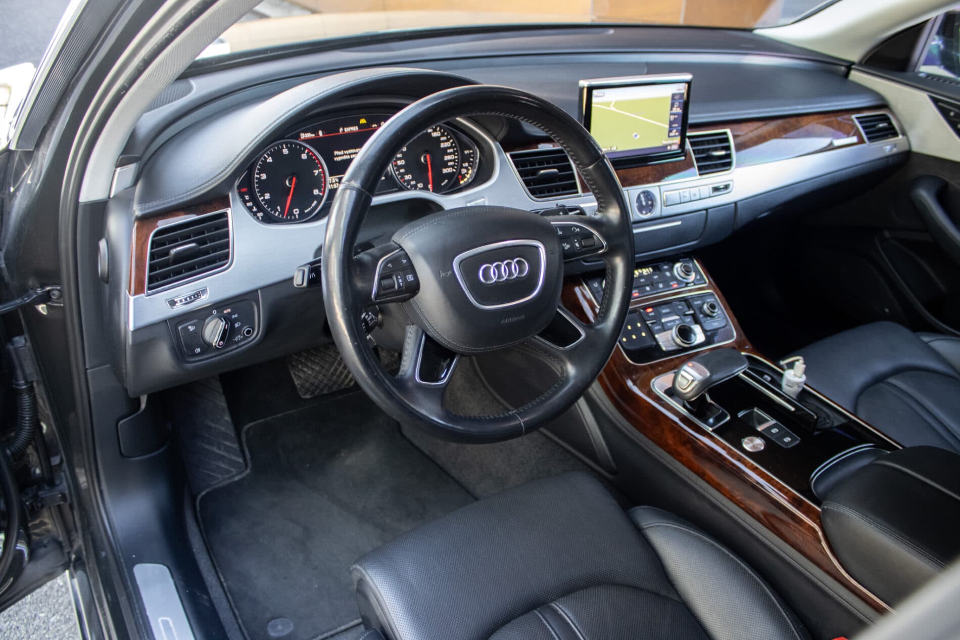 2013 AUDI A8, šedá sedan, 136 136 km