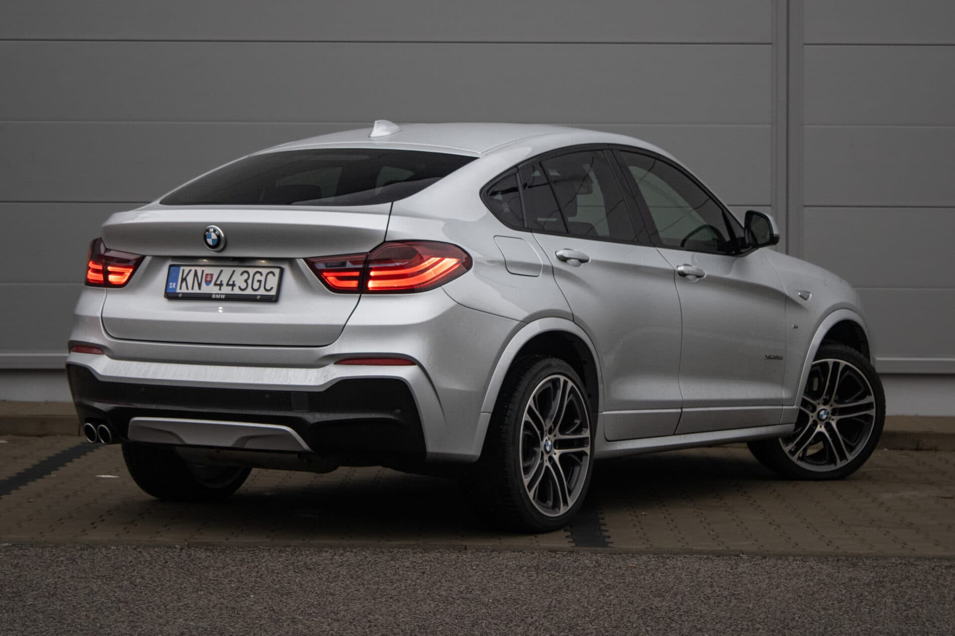 2018 BMW X4 35d, stříbrná suv, 128 717 km