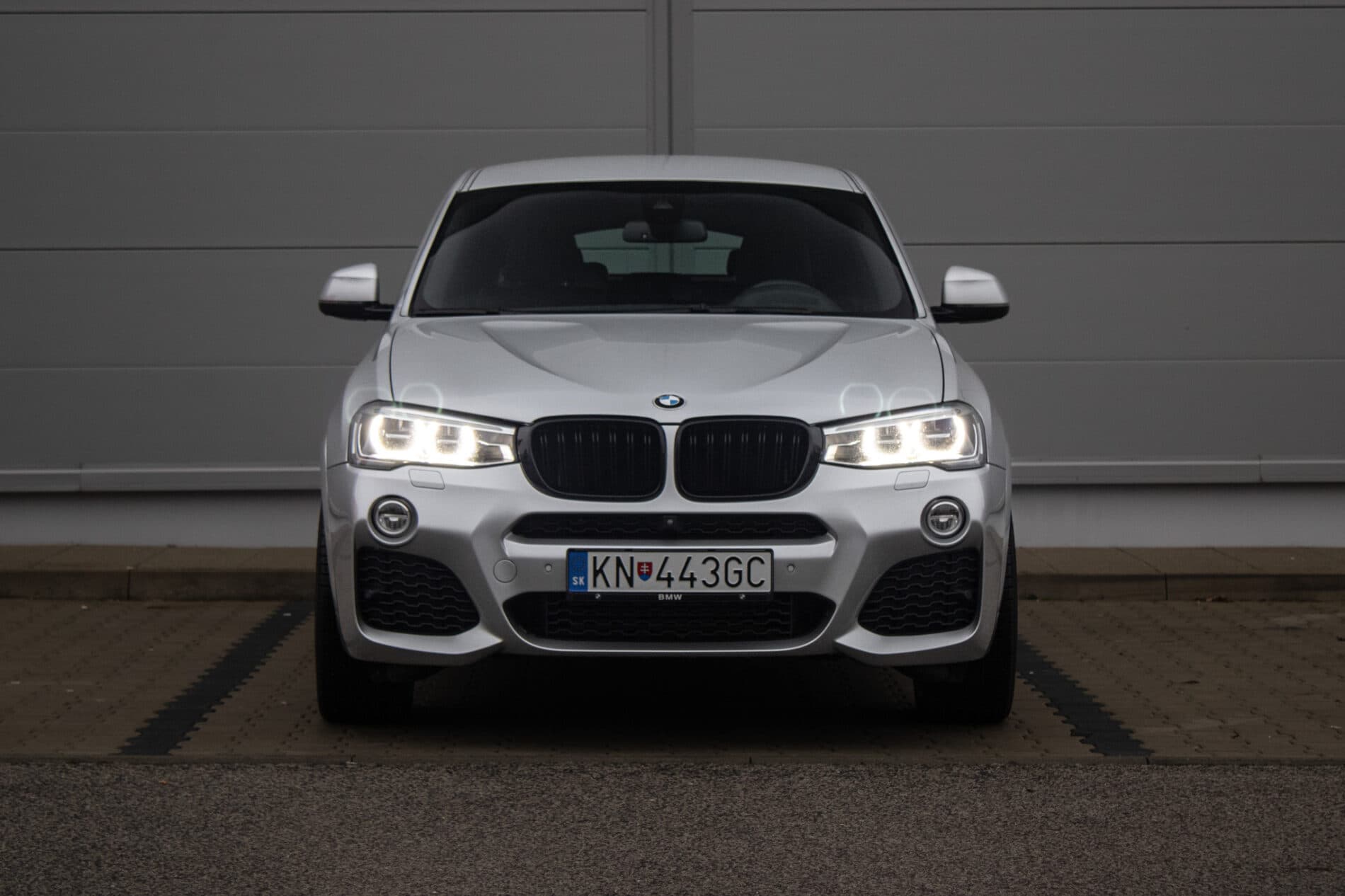 2018 BMW X4 35d, stříbrná suv, 128 717 km