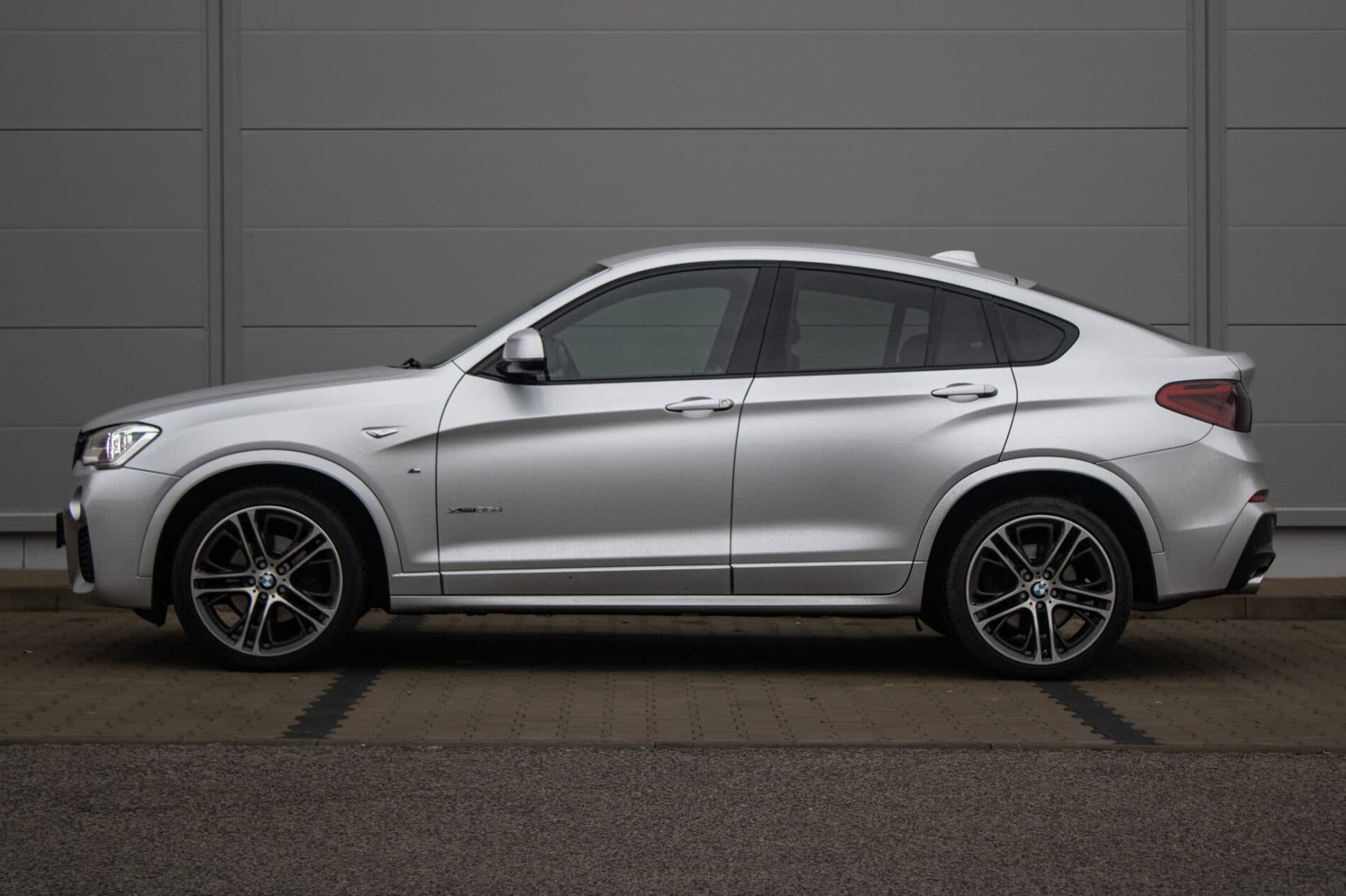 2018 BMW X4 35d, stříbrná suv, 128 717 km