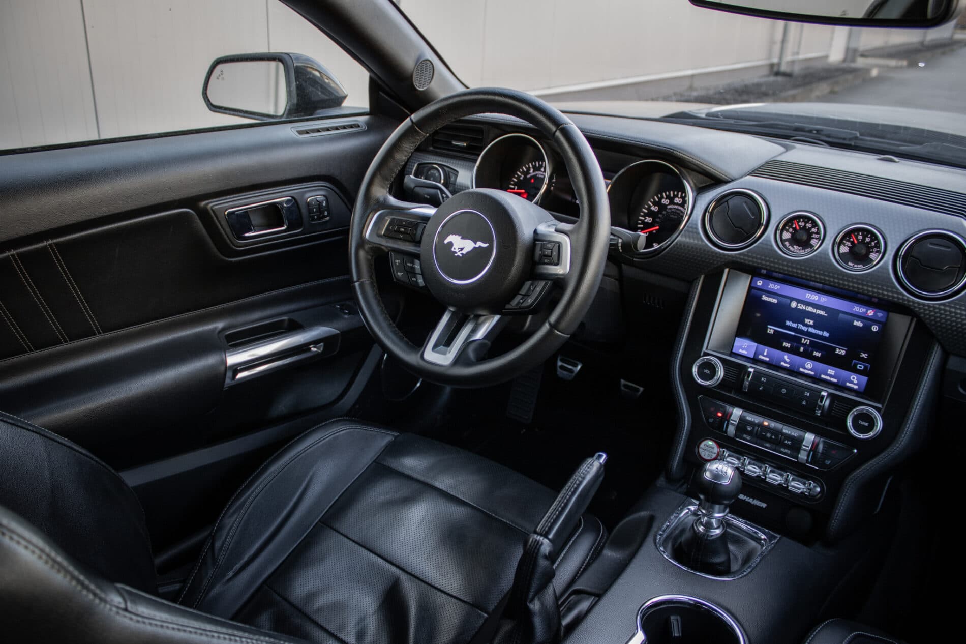 2016 Ford Mustang GT, černá kupé, 84 537 km