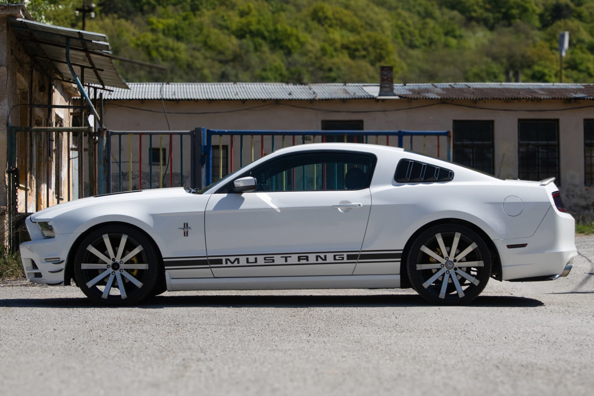 2012 Ford Mustang, bílá kupé, 198 960 km