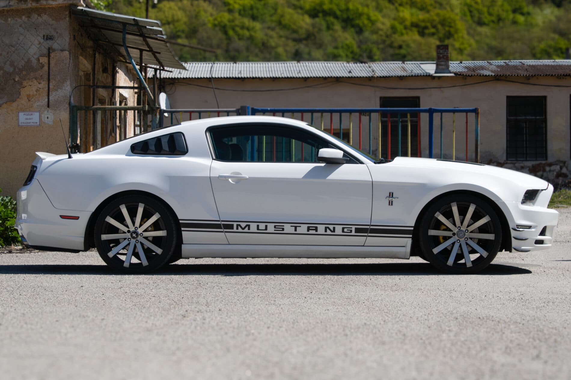 2012 Ford Mustang, bílá kupé, 198 960 km
